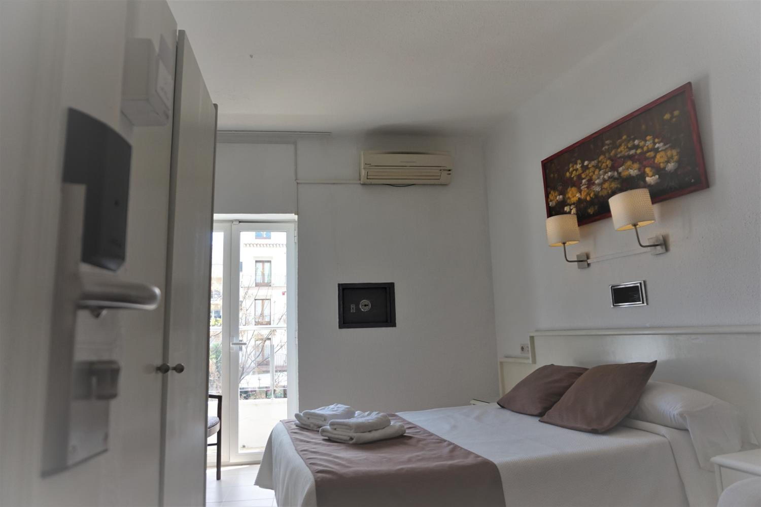 Double or Twin Room - Photo 6
