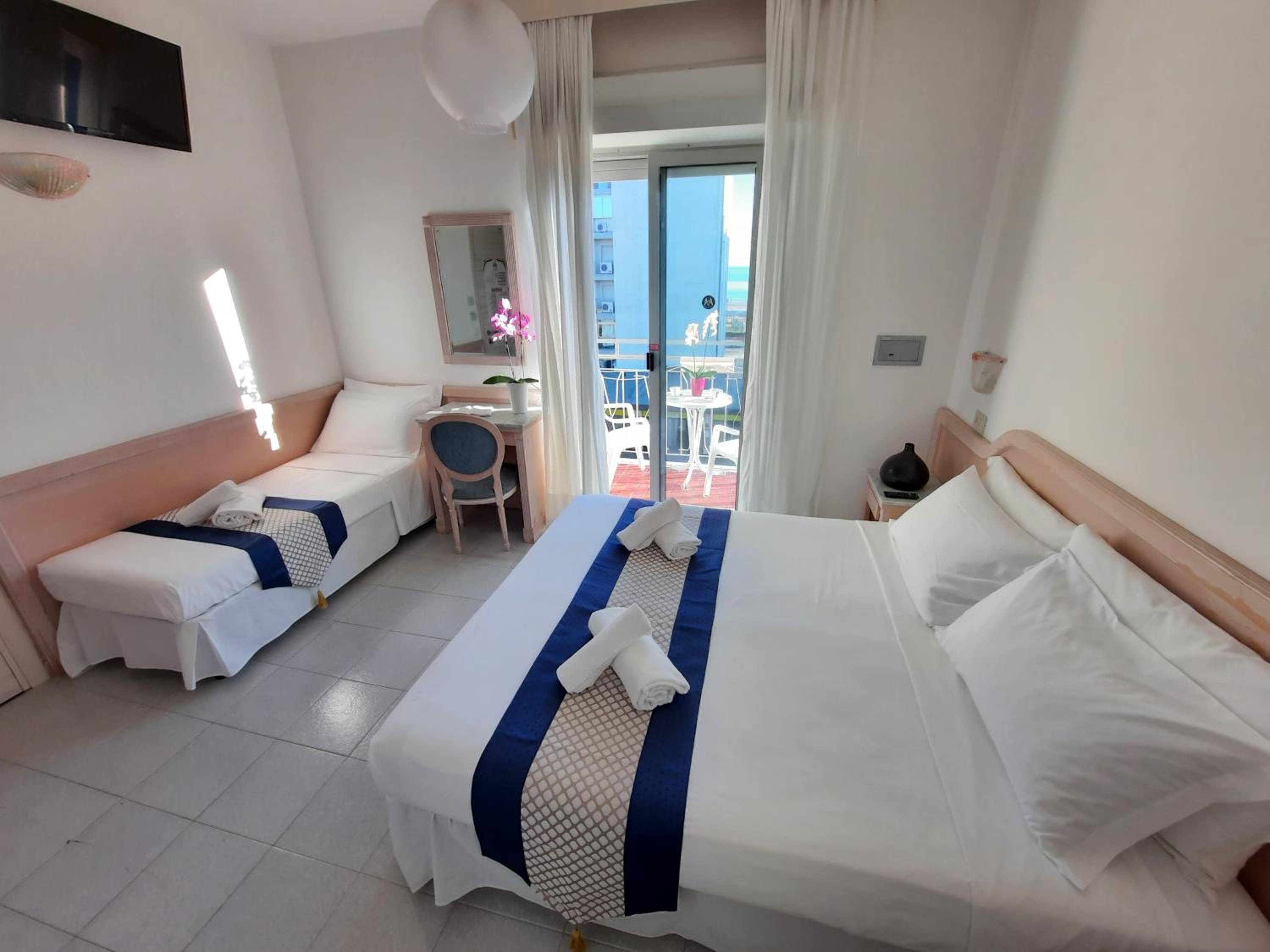 Standard Triple Room with Sea View photo 1