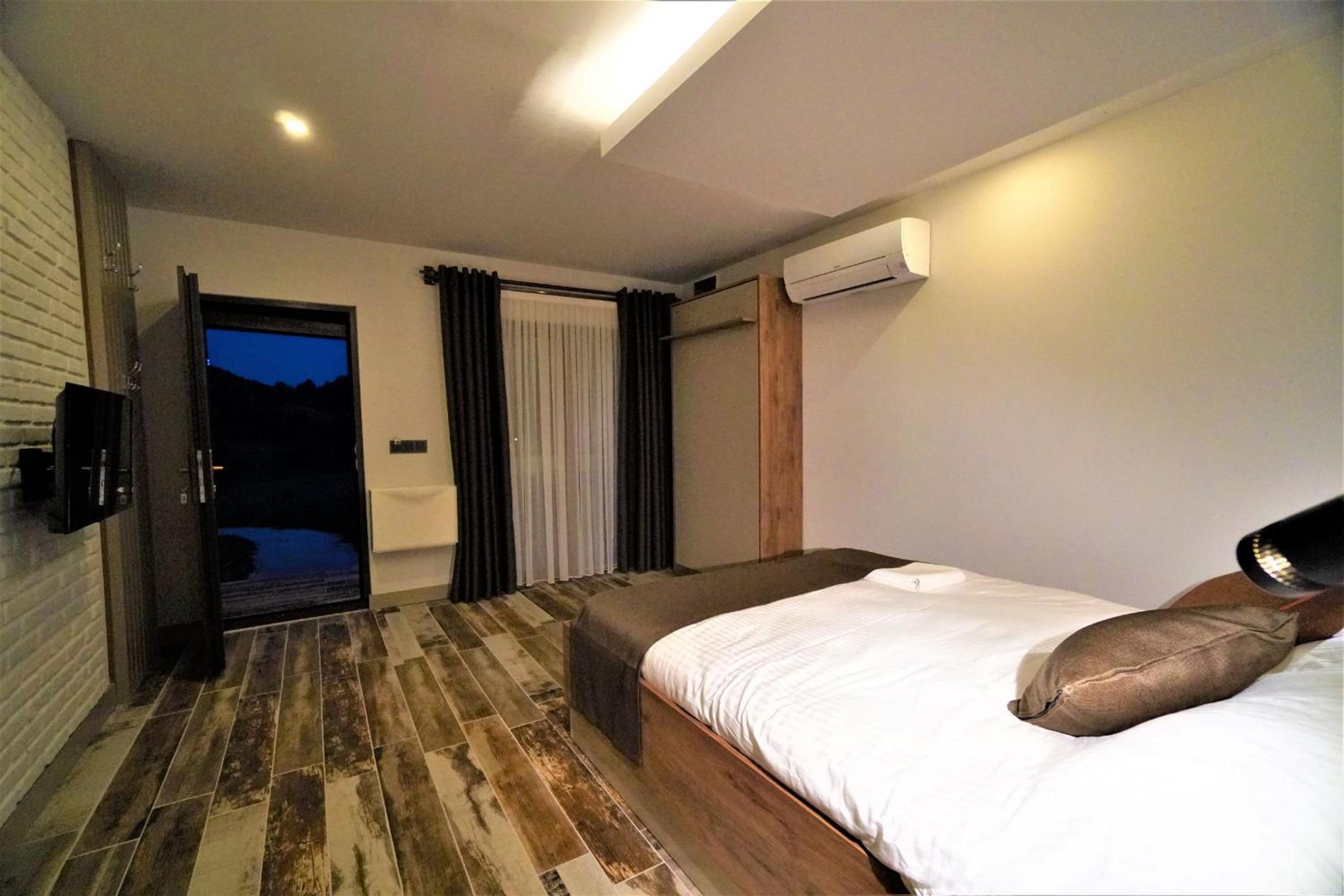 Deluxe Double Room with Extra Bed - Photo 6