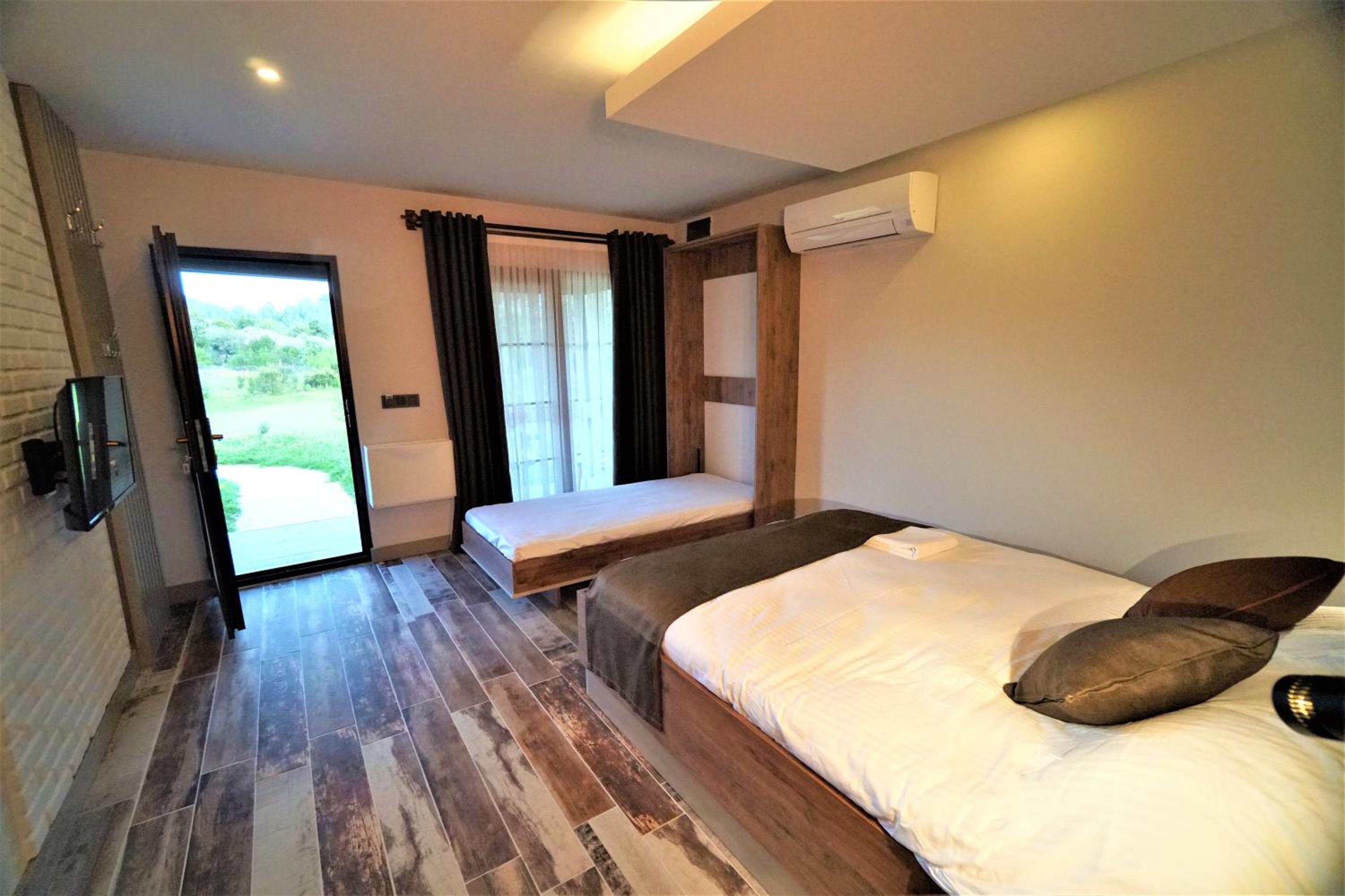 Deluxe Double Room with Extra Bed - Photo 10