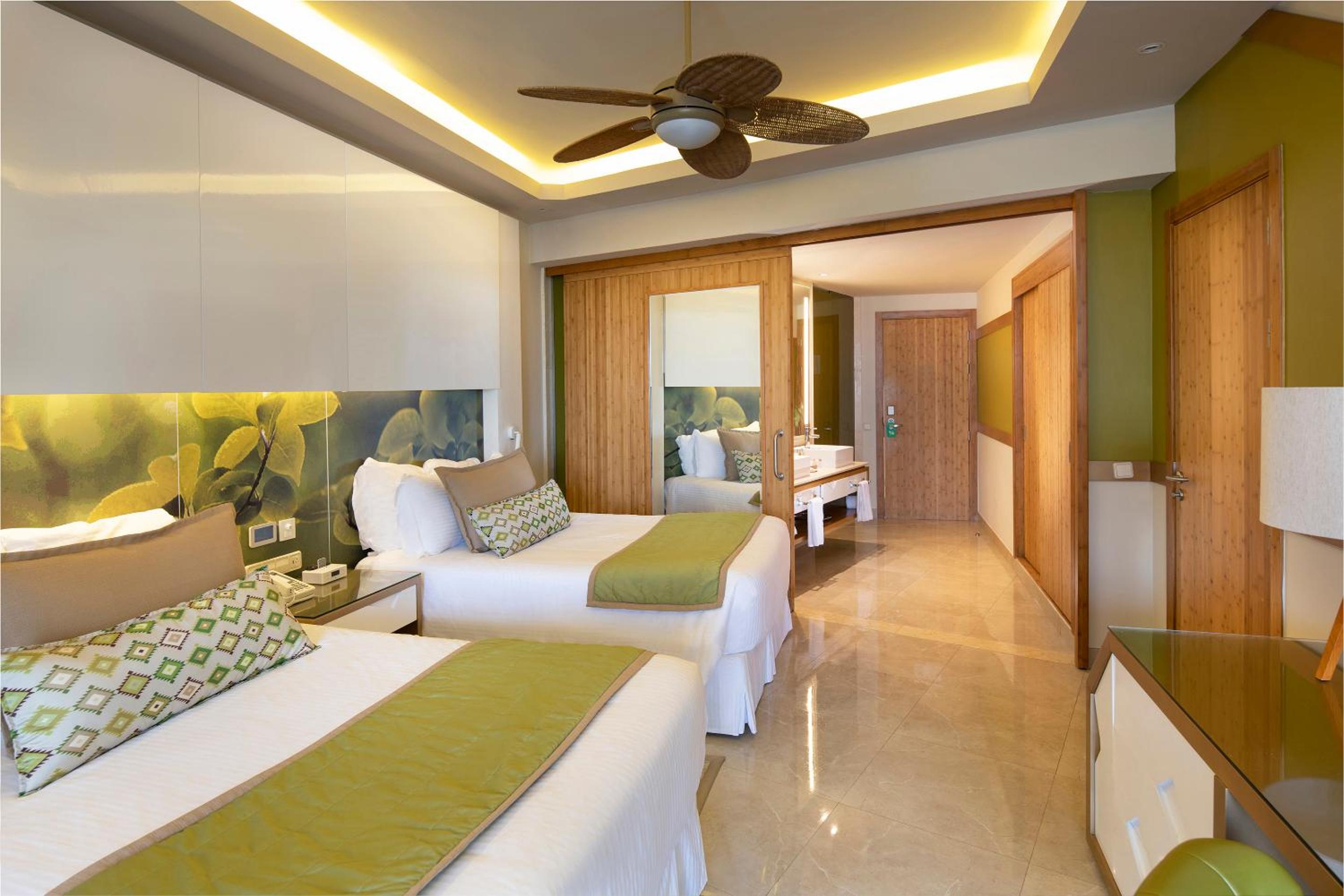 Preferred Club Junior Suite Swim Up thumbnail 6