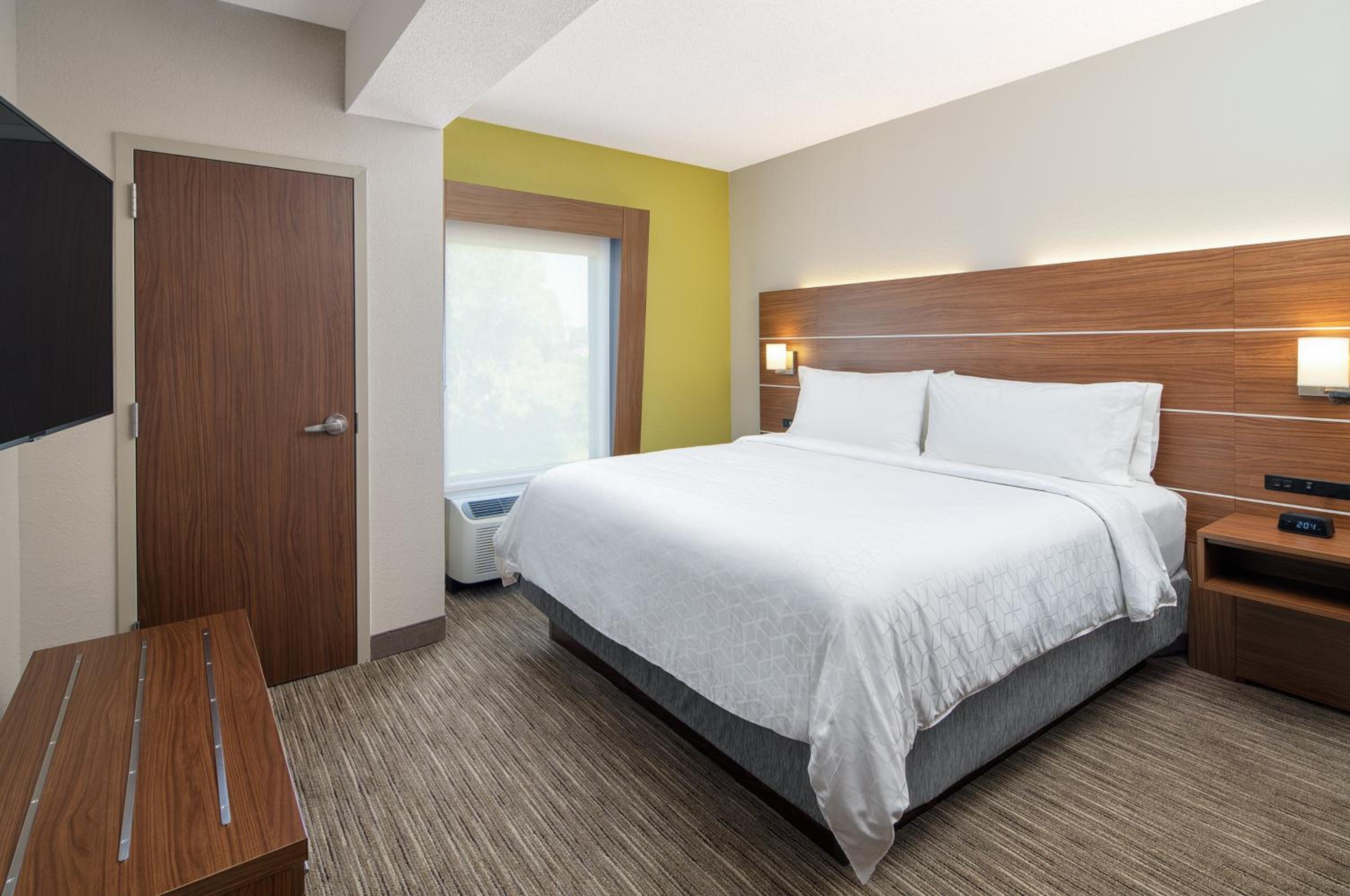One-Bedroom King Suite - Photo 2
