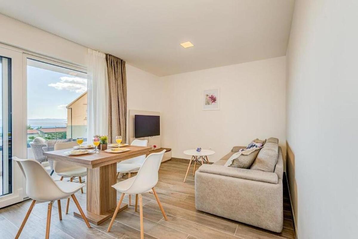 One-Bedroom Apartment with Balcony photo 1