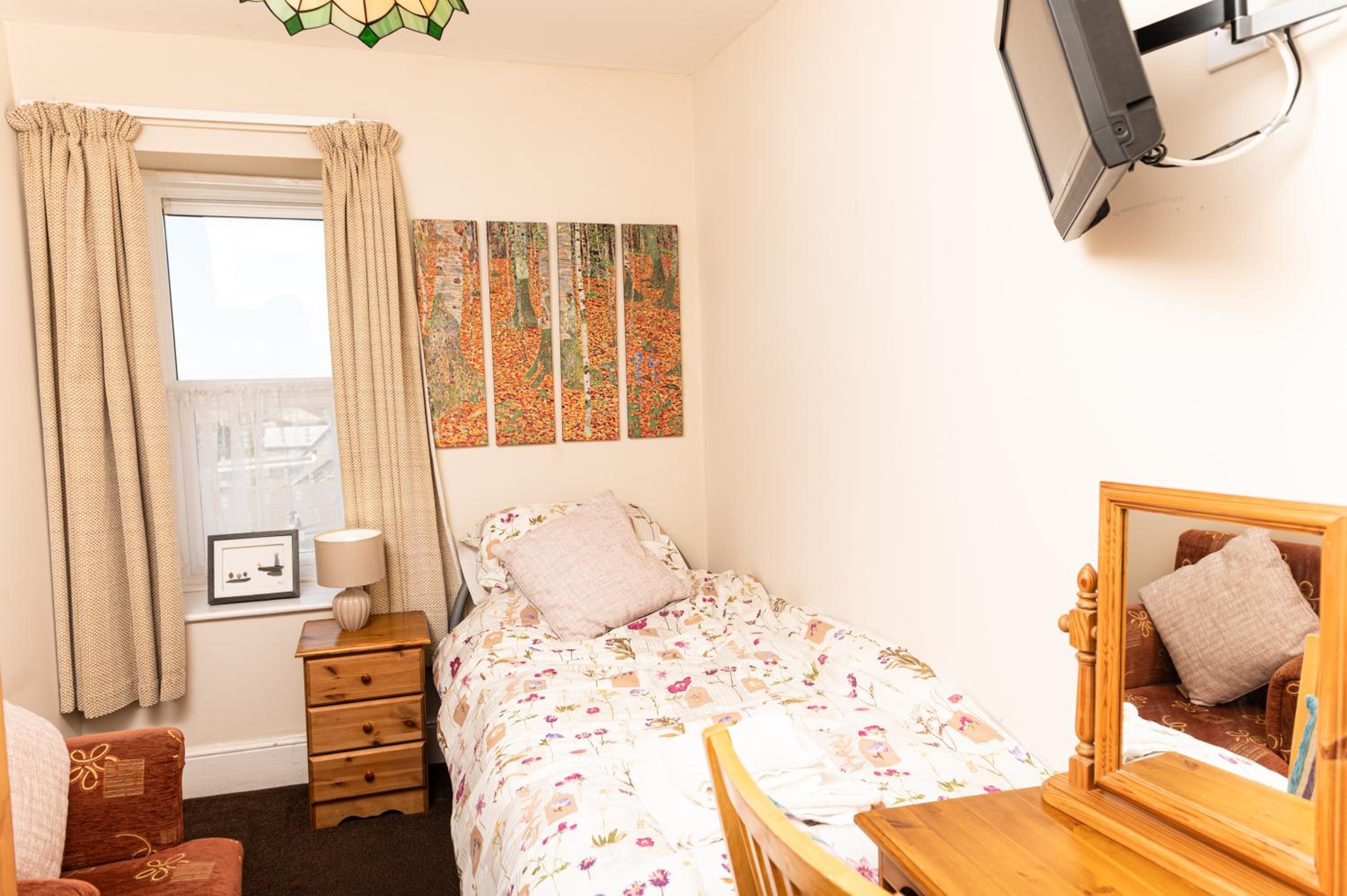 Single Room with Shared Shower and Toilet photo 1