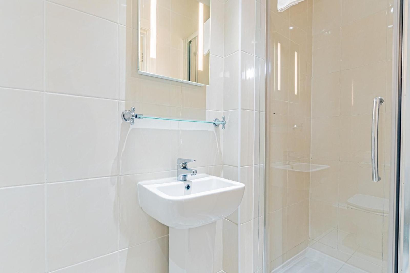Standard Double Room - Photo 8