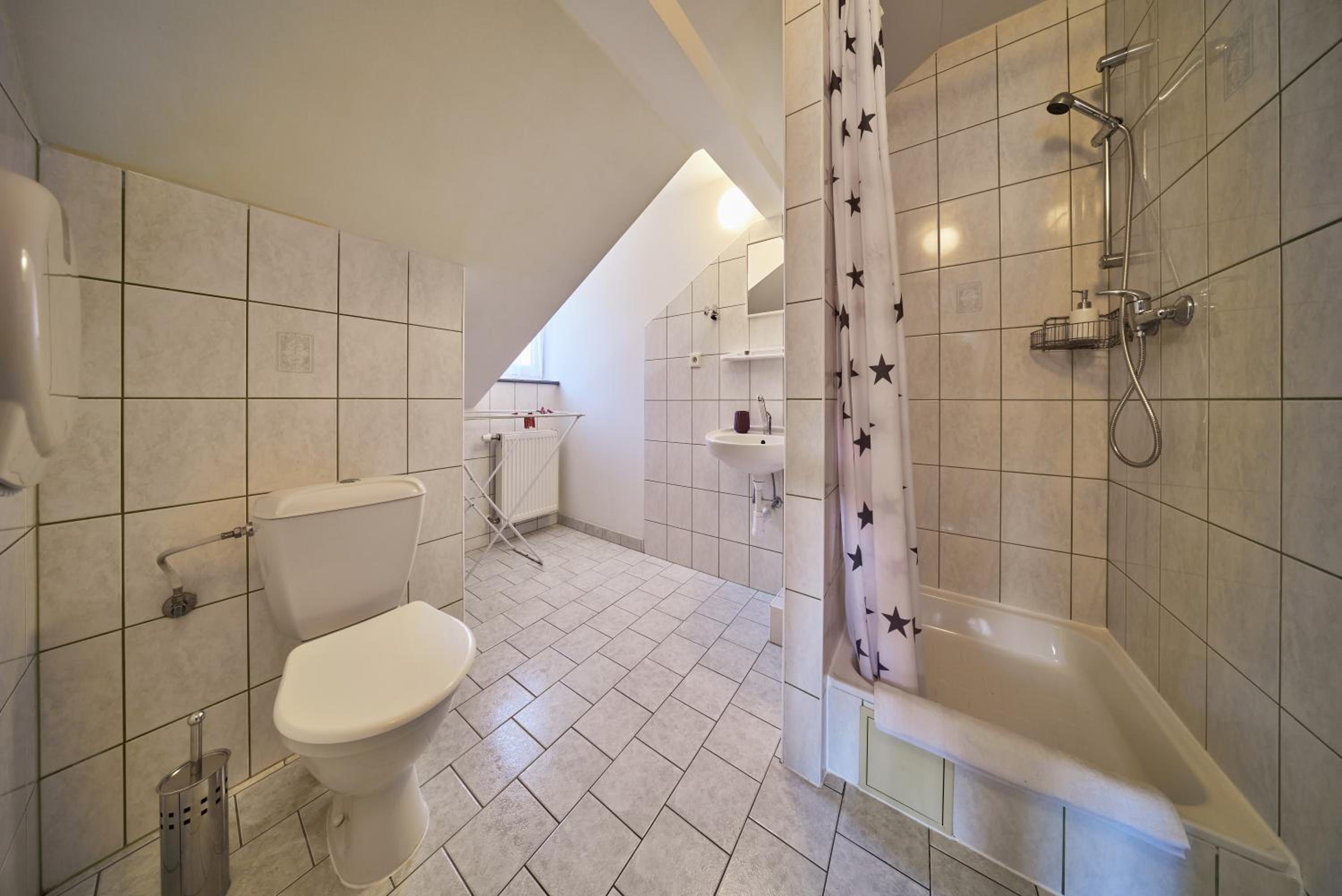 Quadruple Room with Private Bathroom photo 2