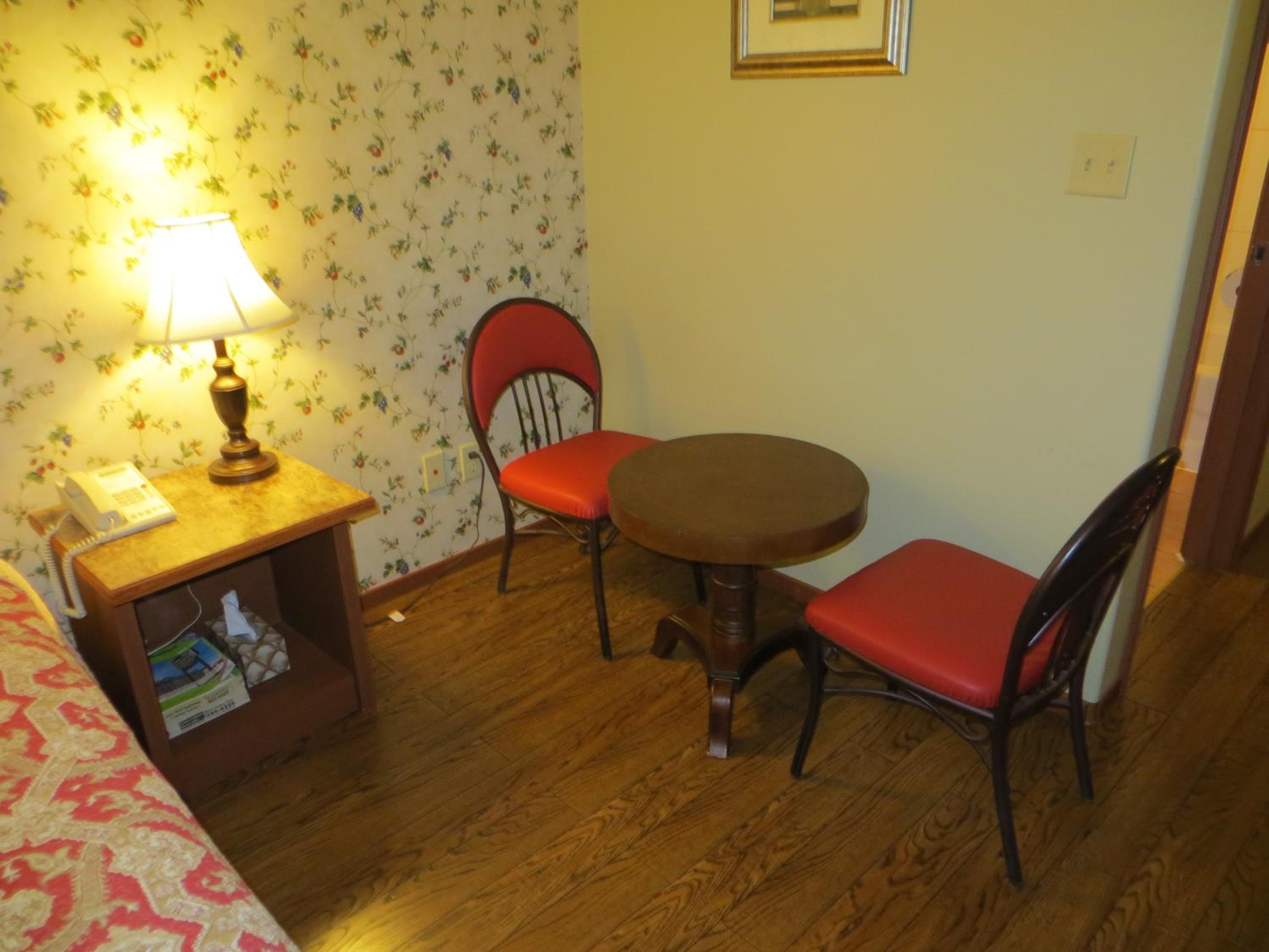 Queen Room photo 2