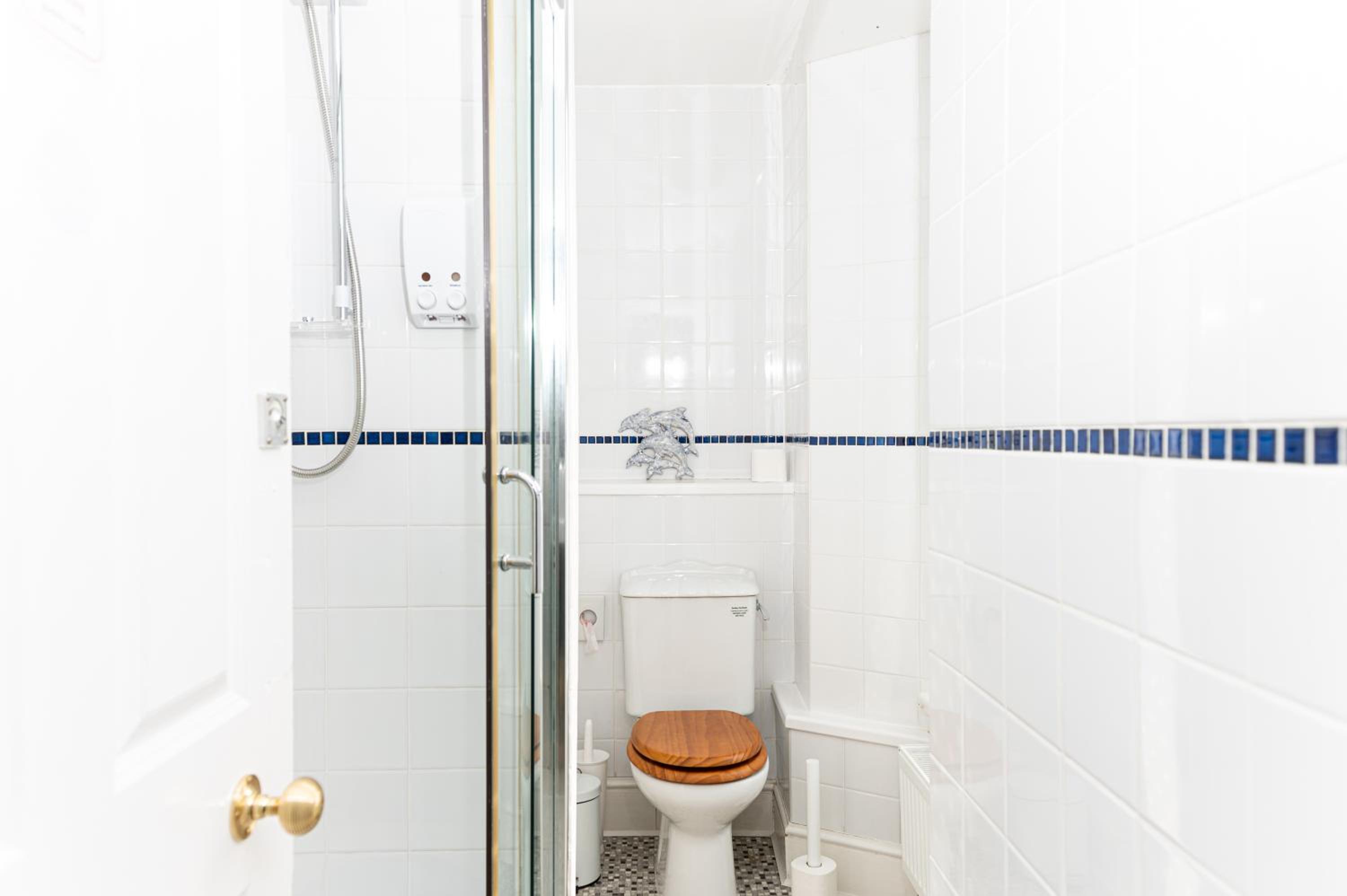 Single Room with Shared Shower and Toilet photo 3