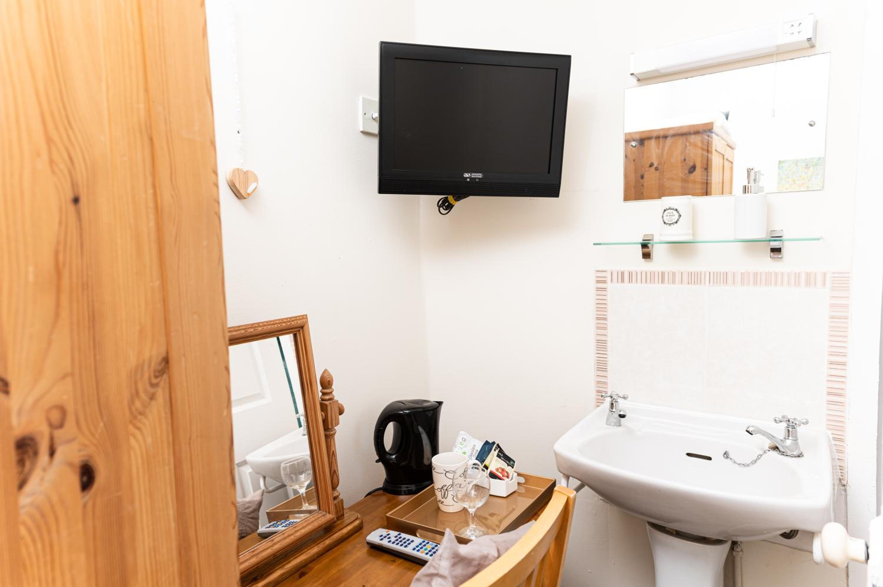 Single Room with Shared Shower and Toilet photo 2