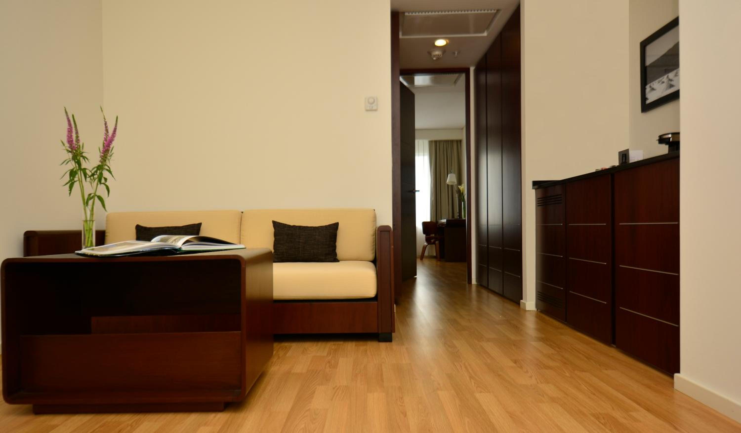 King Suite - Non-Smoking photo 3