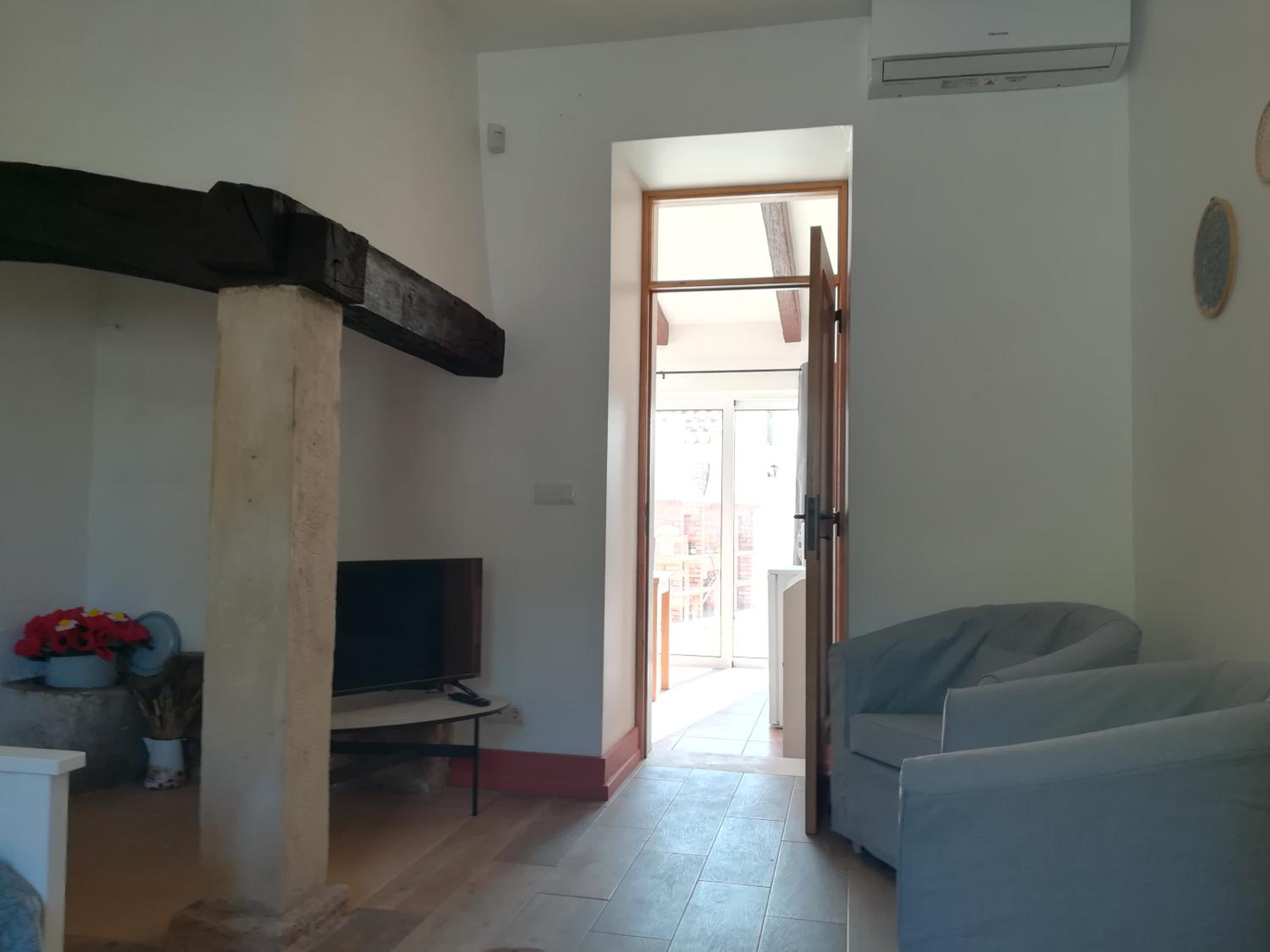 One-Bedroom House - Photo 6