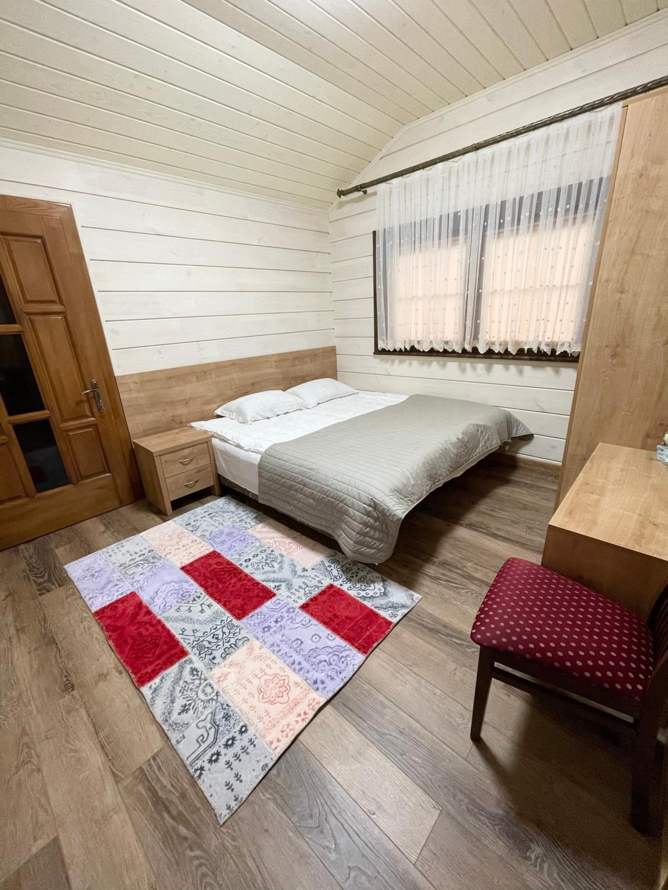 Five-Bedroom House photo 2