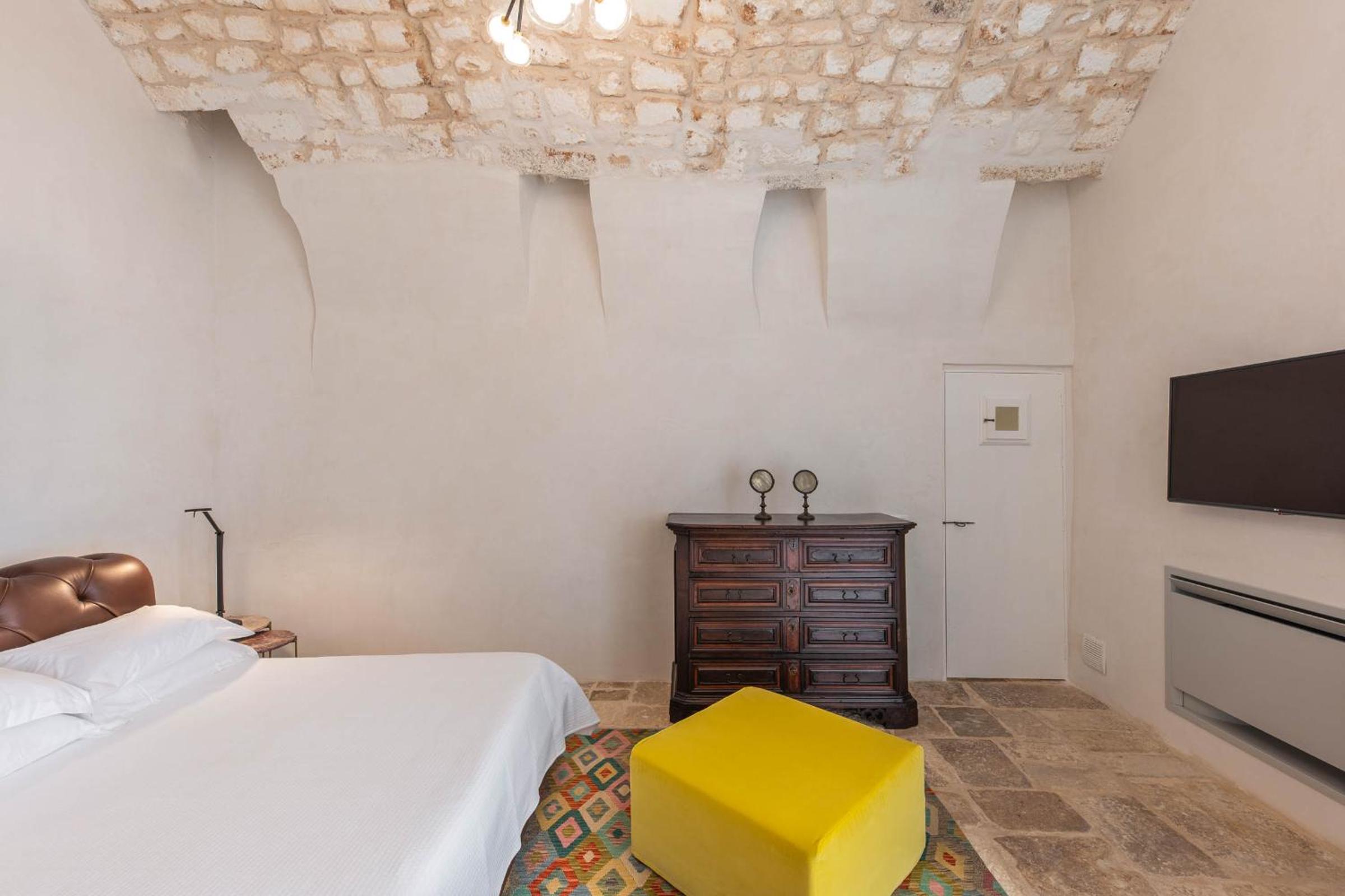 Deluxe Suite with Spa Bath - Photo 3
