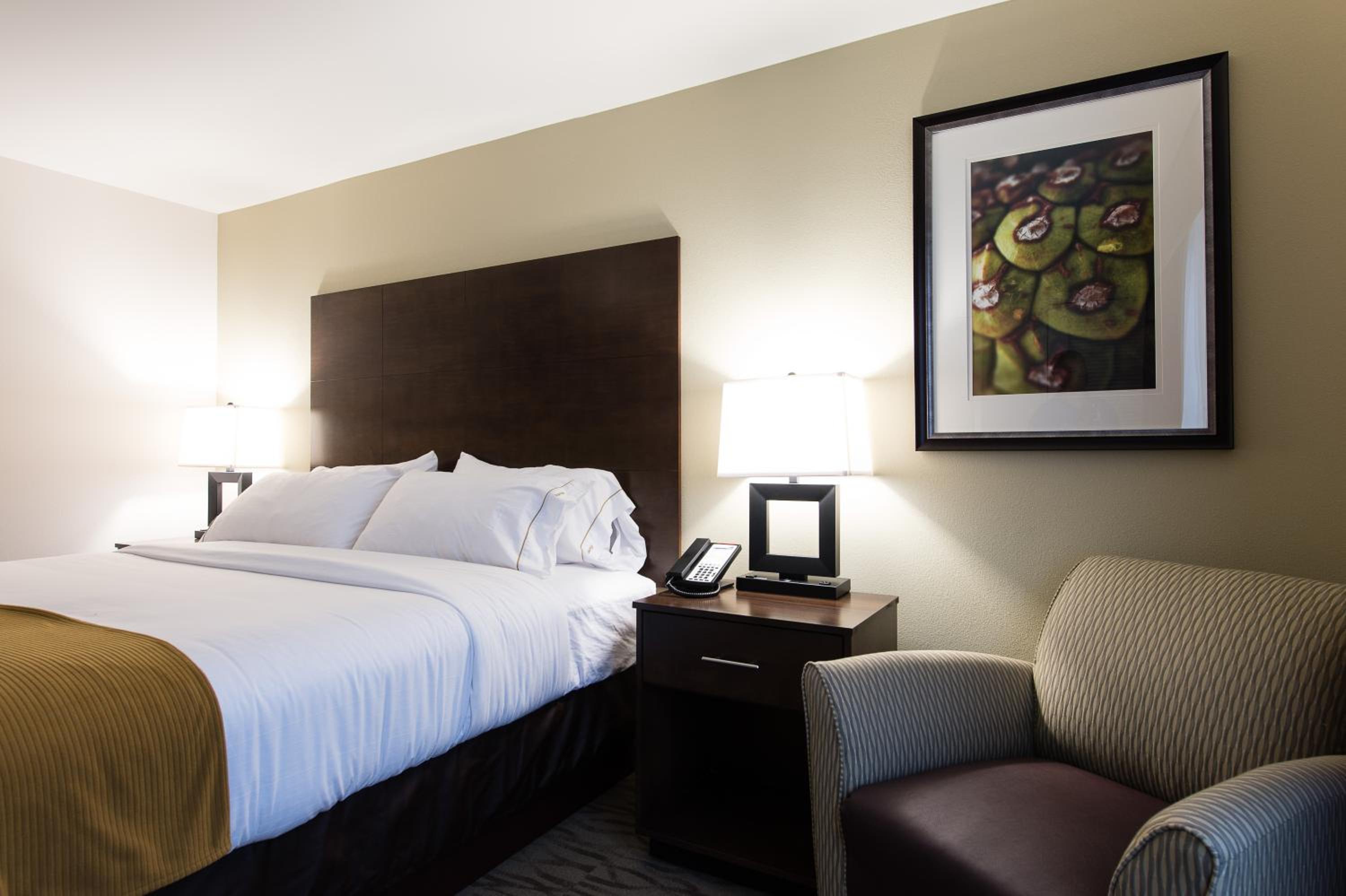 Suite - Hearing Accessible - Non-Smoking
