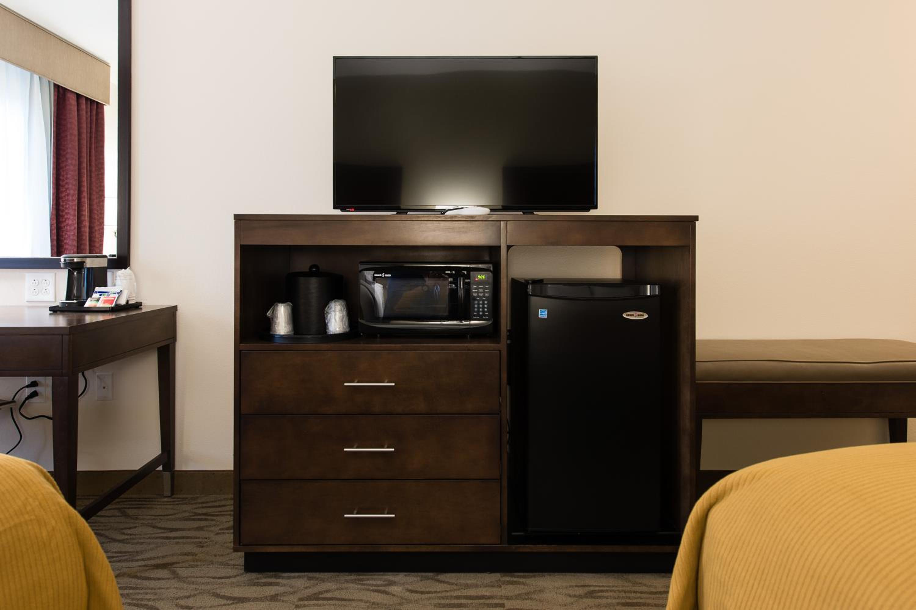 Queen Room with Two Queen Beds - Hearing Accessible/Non-Smoking photo 1