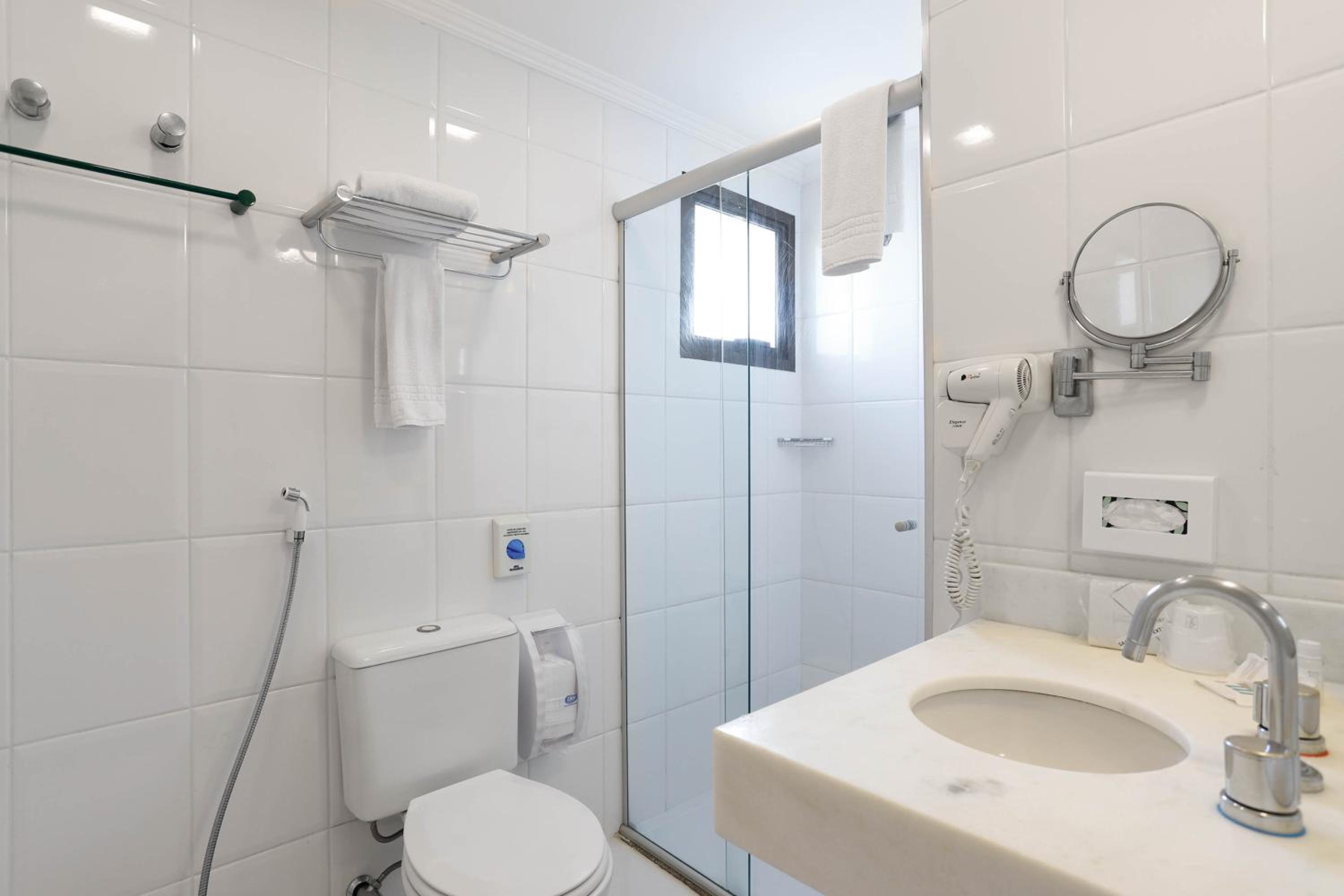 One-Bedroom Apartment with One Queen Bed and One Single Bed