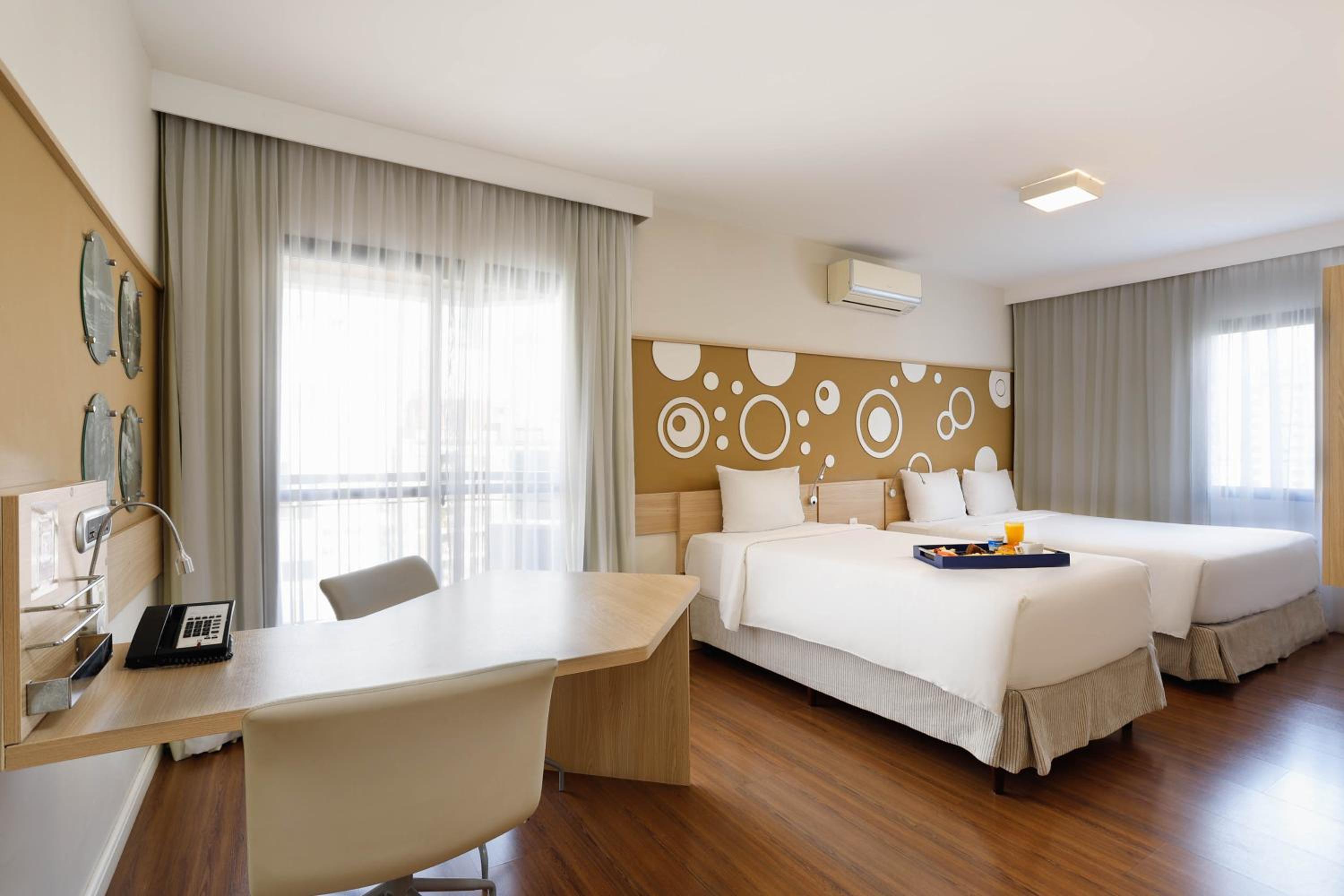 One-Bedroom Apartment with One Queen Bed and One Single Bed