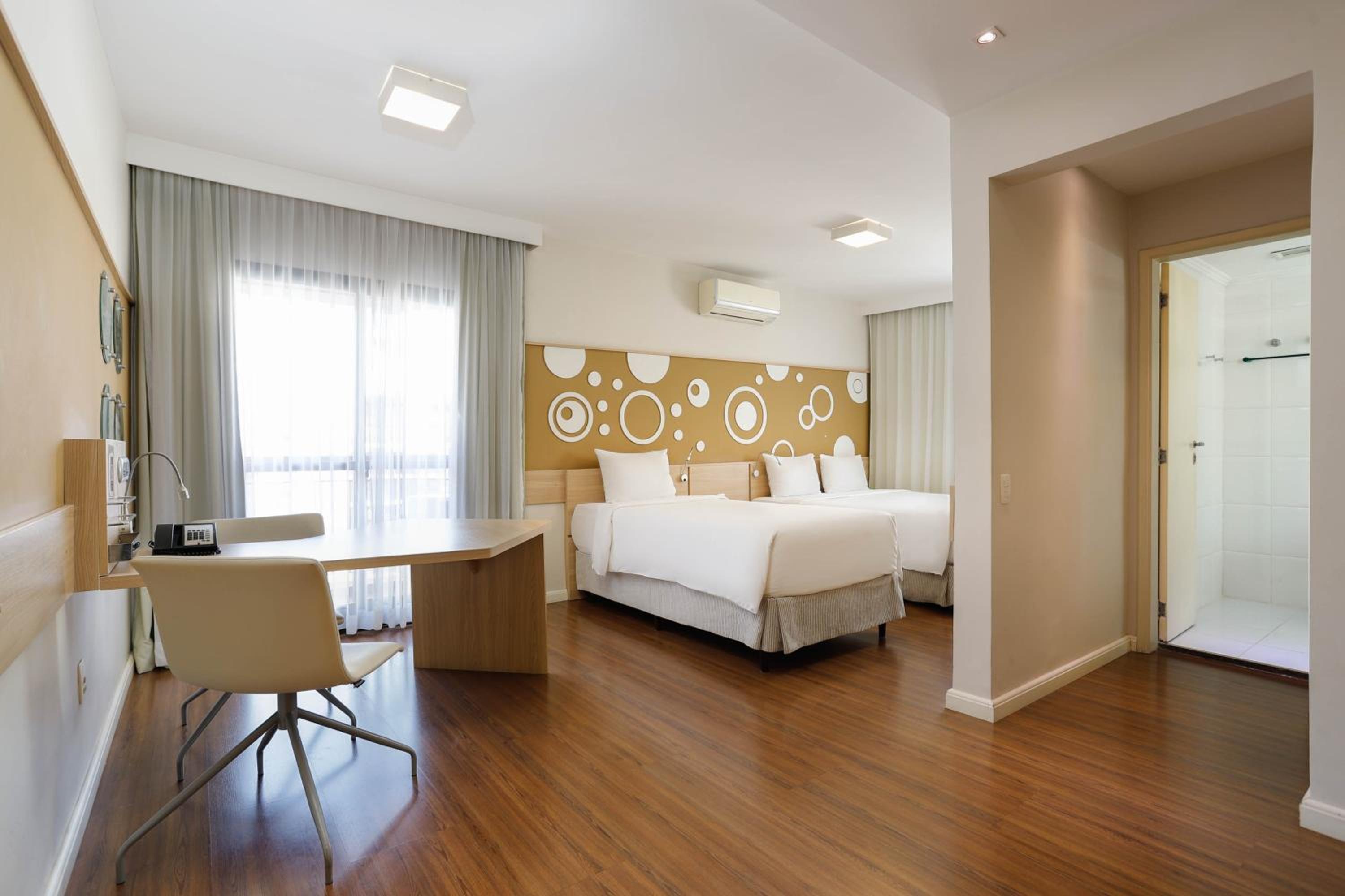 One-Bedroom Apartment with One Queen Bed and One Single Bed