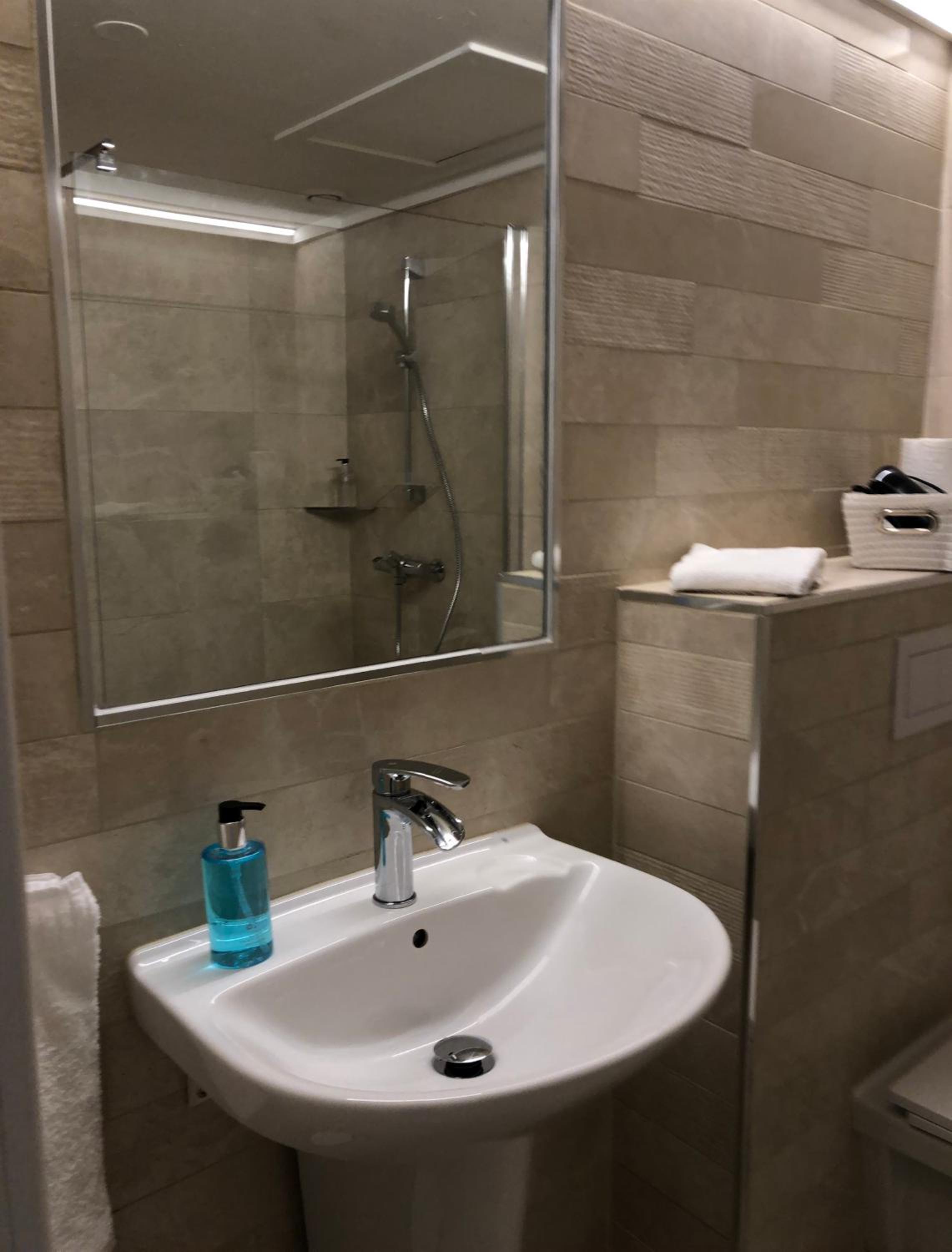 Basic Triple Room with Shared Bathroom photo 3