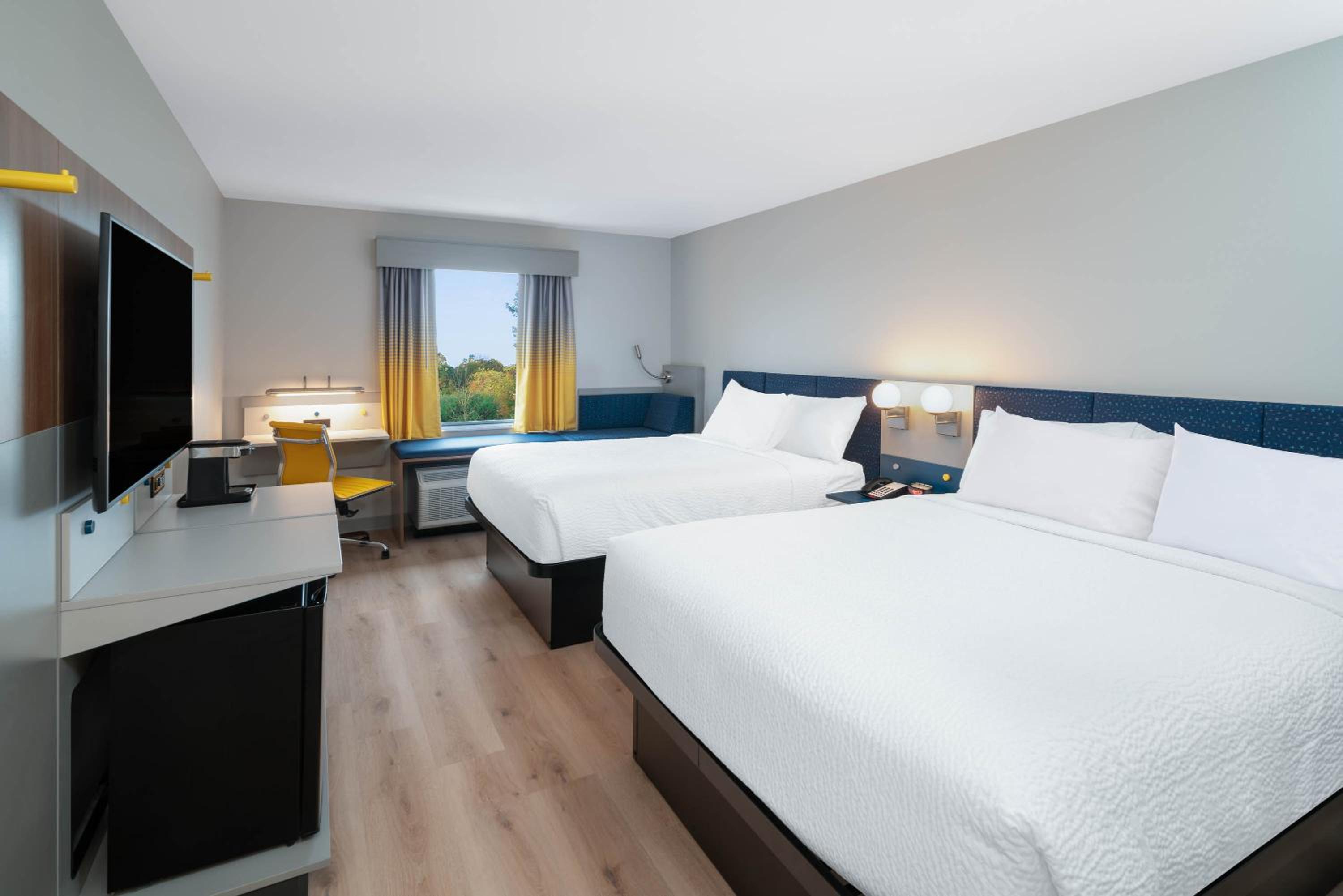 Queen Room with Two Queen Beds - Mobility Access/Non-Smoking - Photo 3