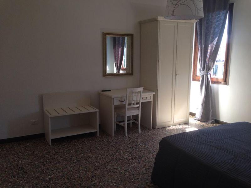 Economy Double Room with Shared Bathroom photo 2