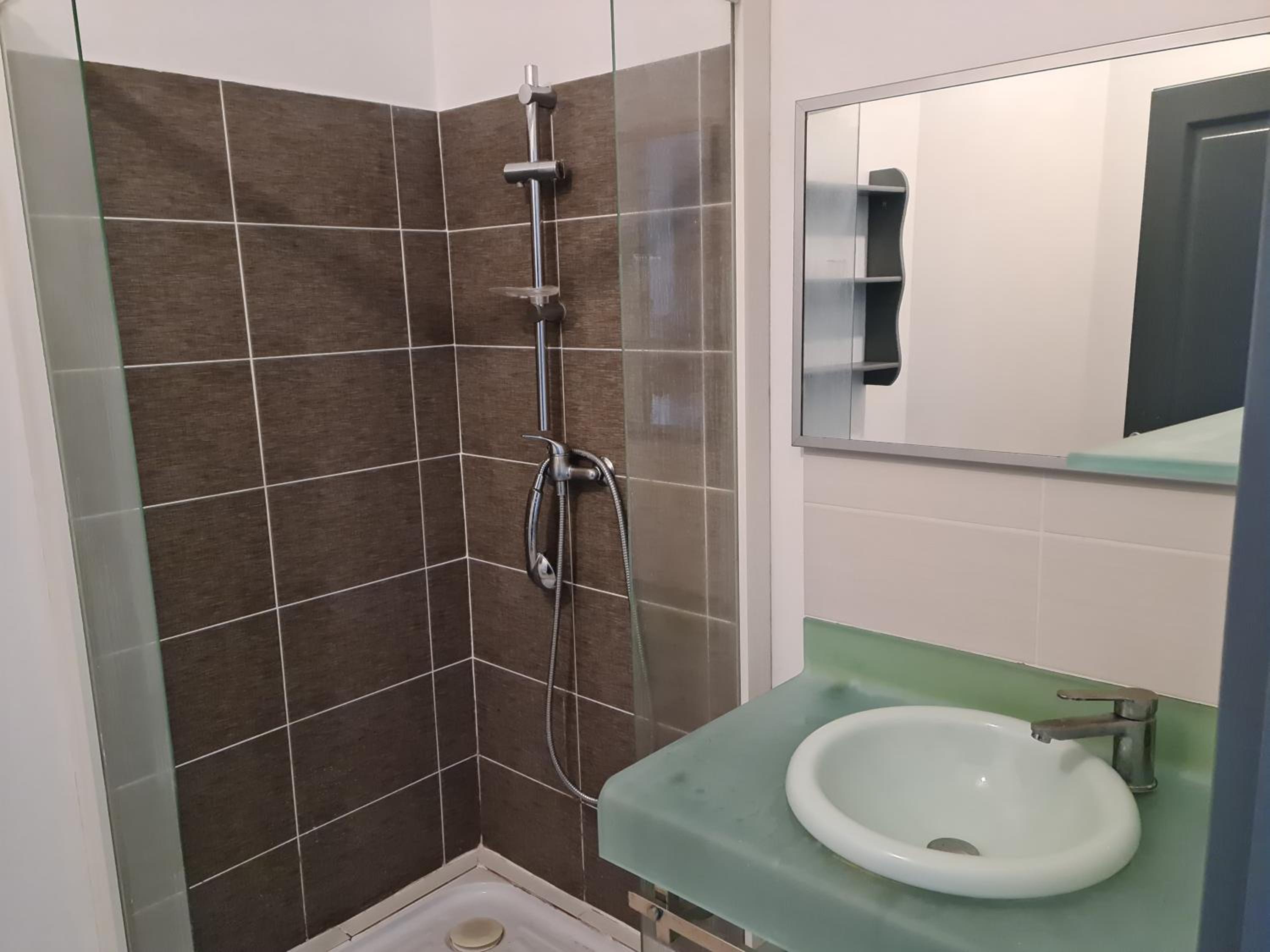 One-Bedroom Apartment - Photo 3