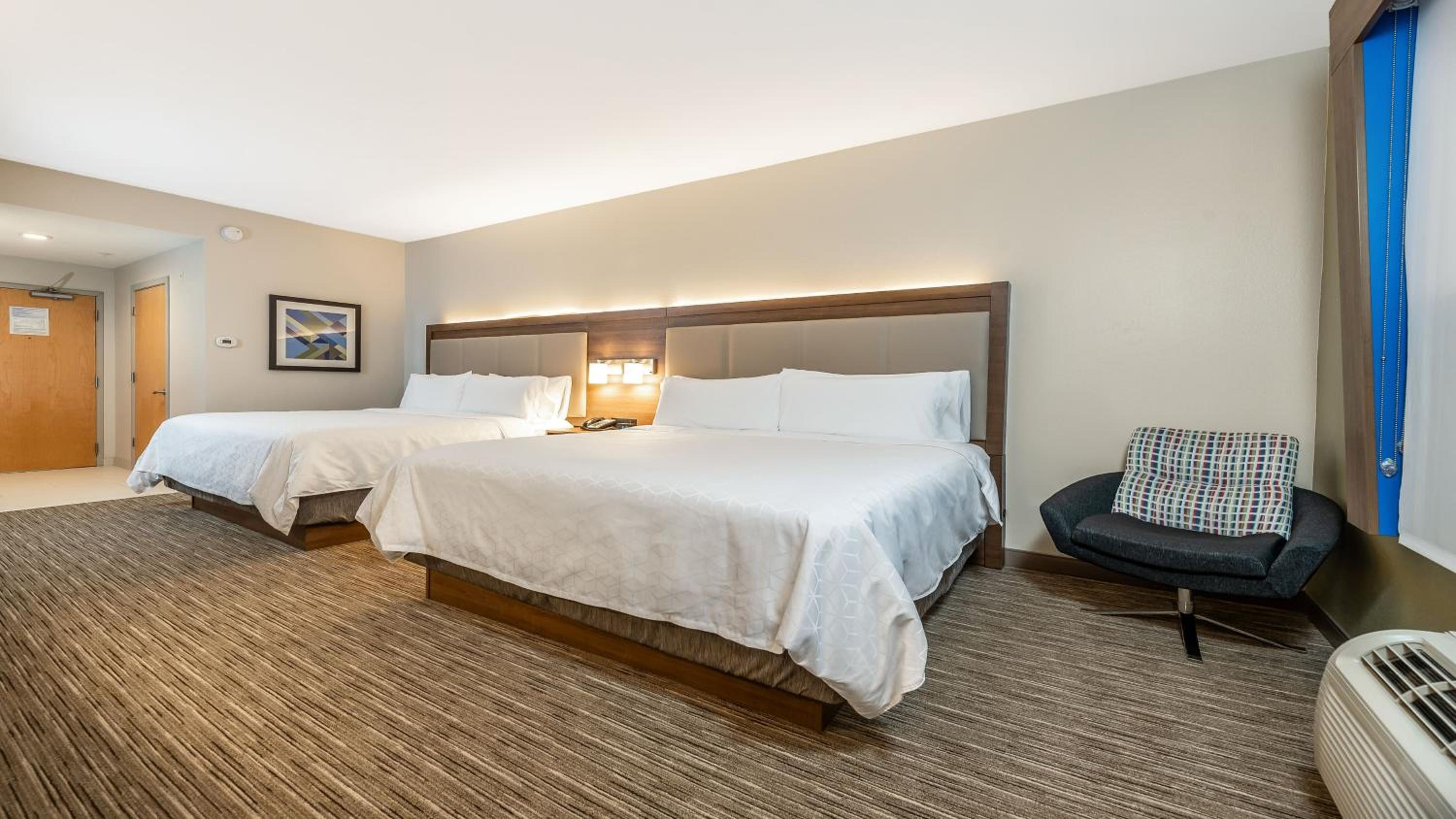 Standard King Room with Two King Beds - Photo 7