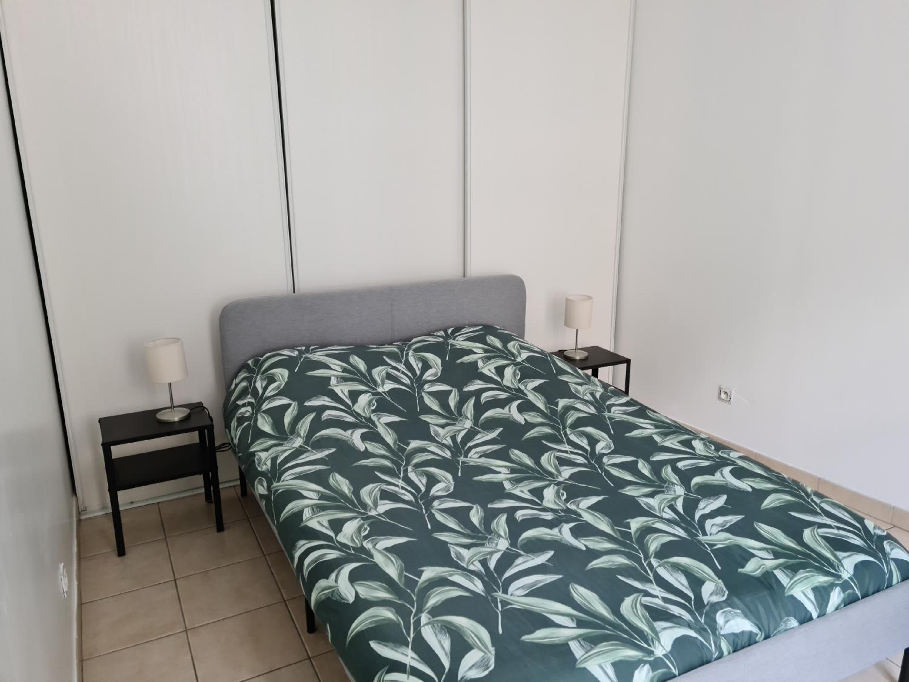 One-Bedroom Apartment - Photo 2