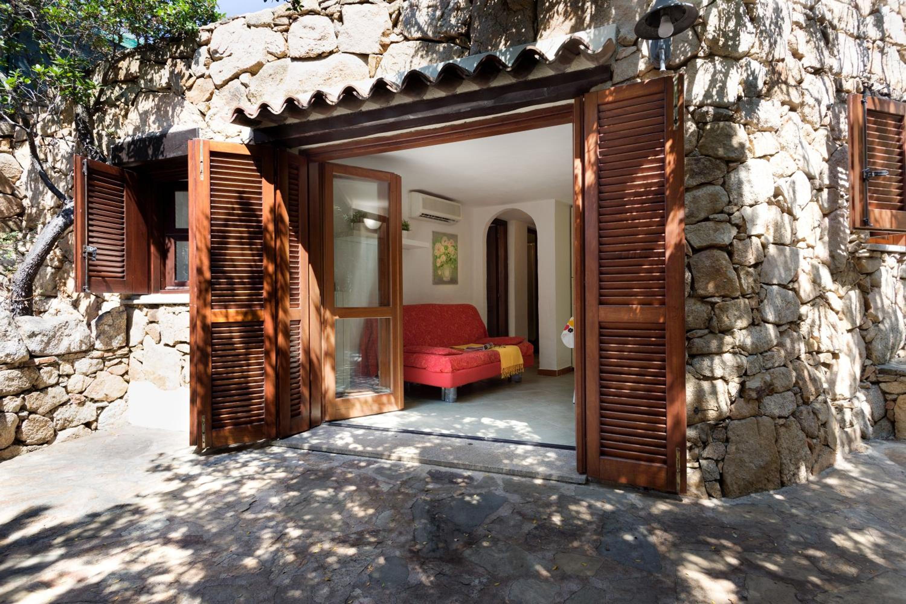 Two-Bedroom Deluxe Apartment with Garden View