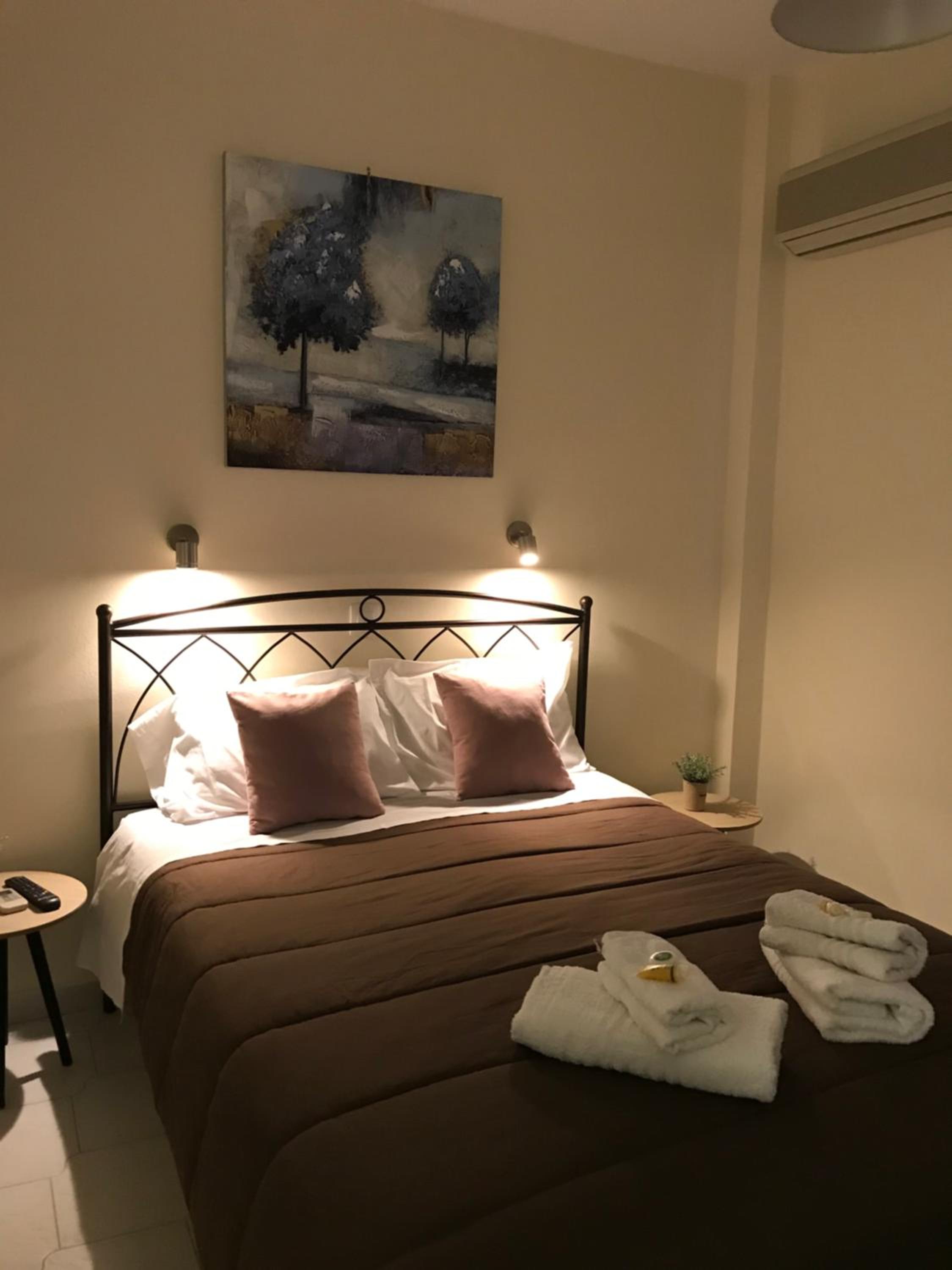 Double Room with Balcony - Photo 12
