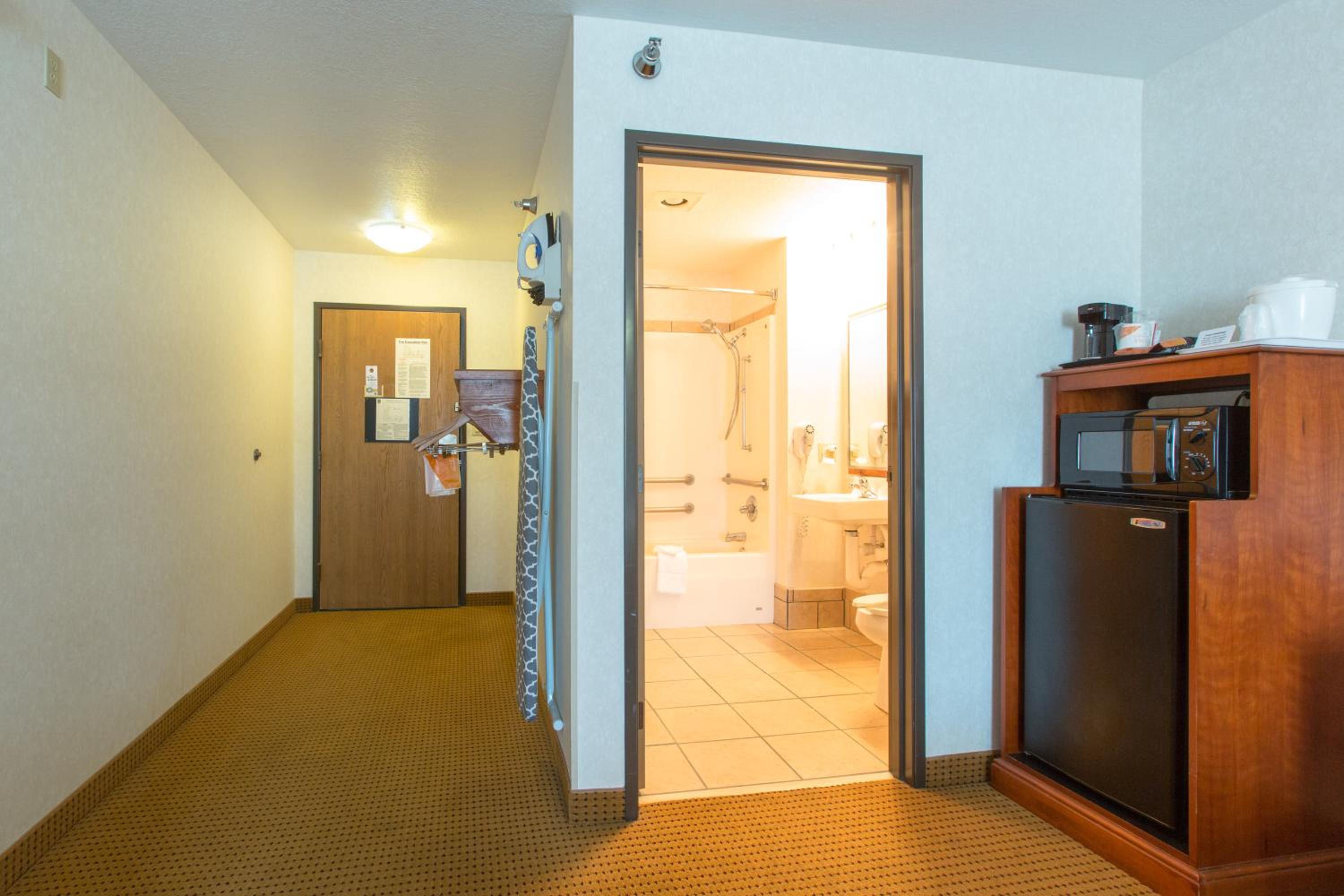 King Room with Accessible Tub - Accessible/Non-Smoking - Photo 5