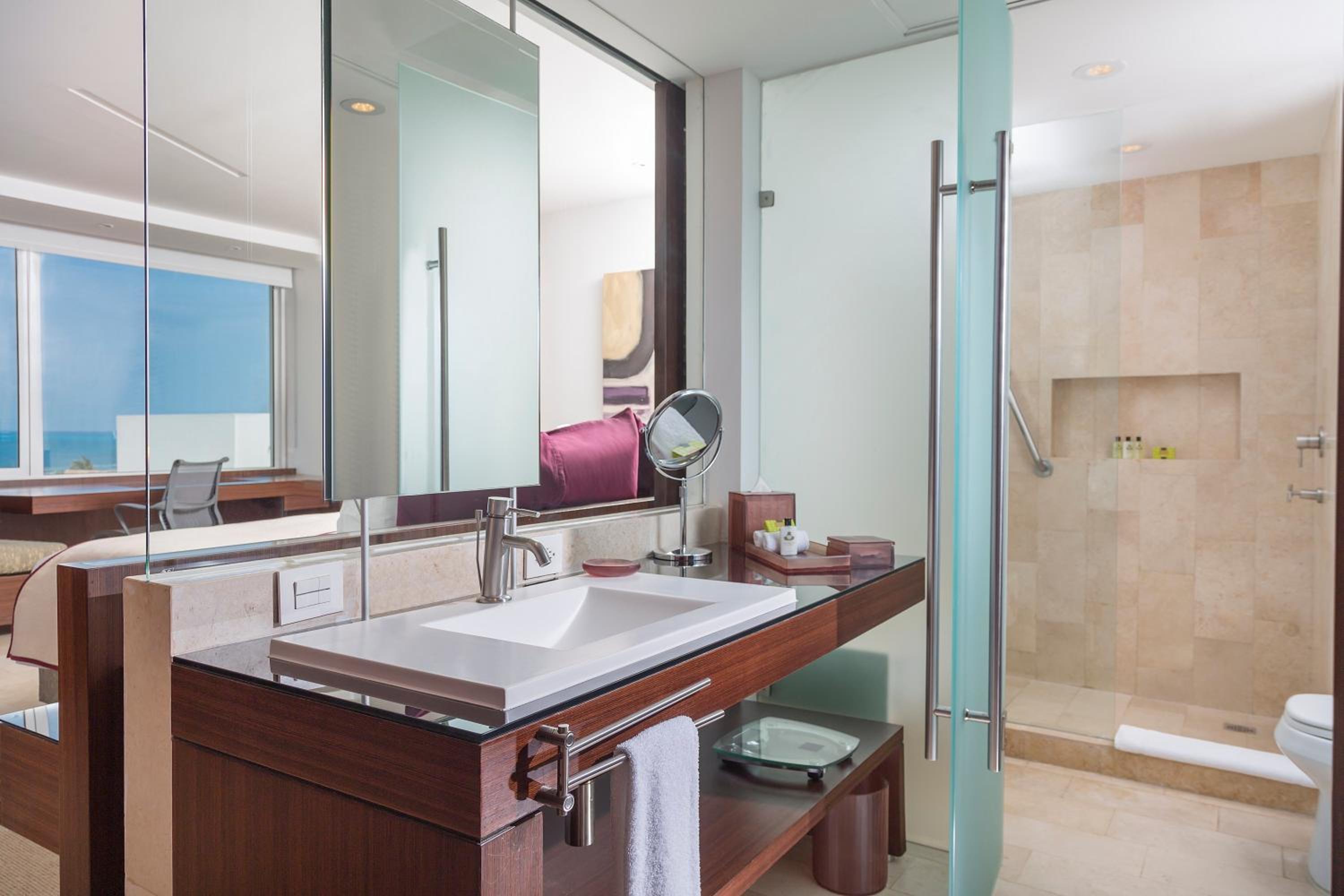 Classic King Room with Ocean View - Photo 3