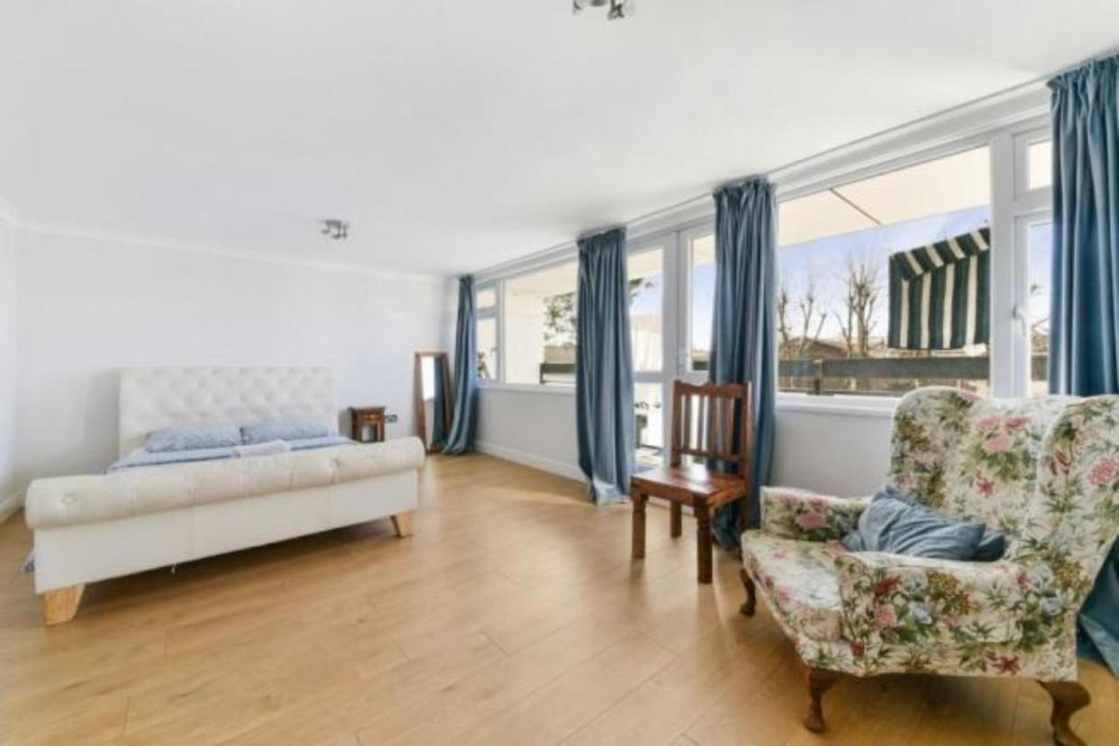 Large Double Room with Shared Bathroom photo 2