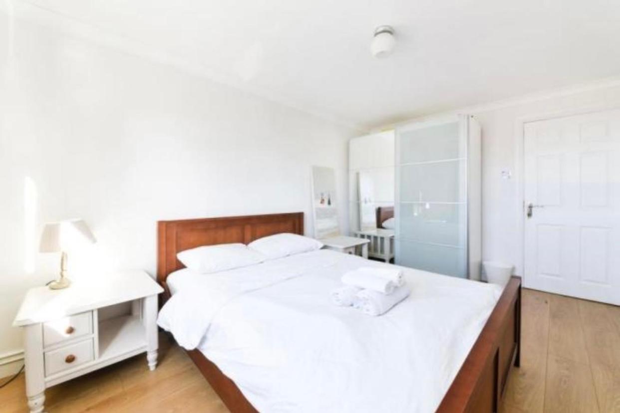 Large Double Room with Shared Bathroom photo 3