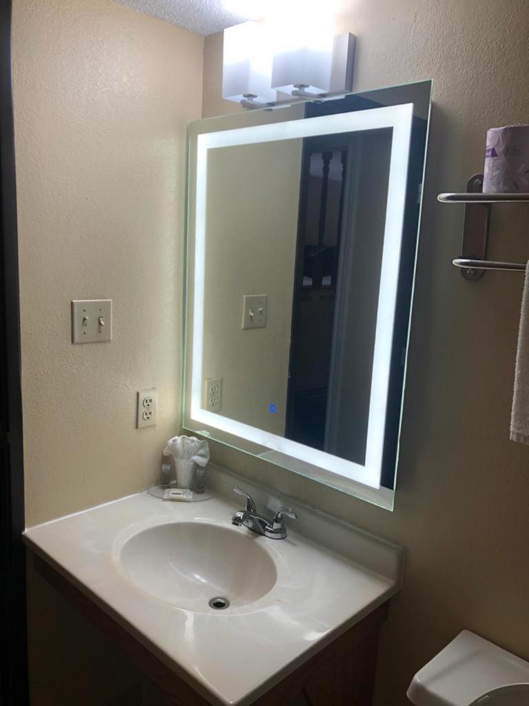 Deluxe King Suite - Non-Smoking - Photo 9
