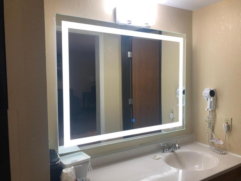 Deluxe King Suite - Non-Smoking - Photo 4