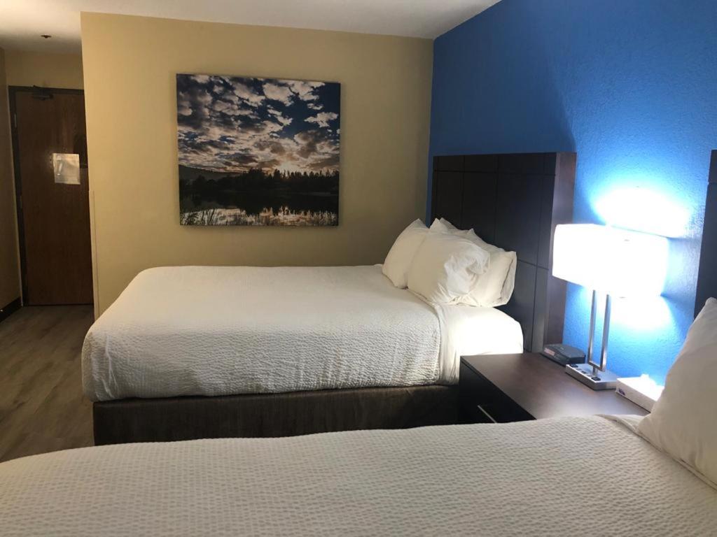 Queen Room with Two Queen Beds - Non-Smoking - Photo 6