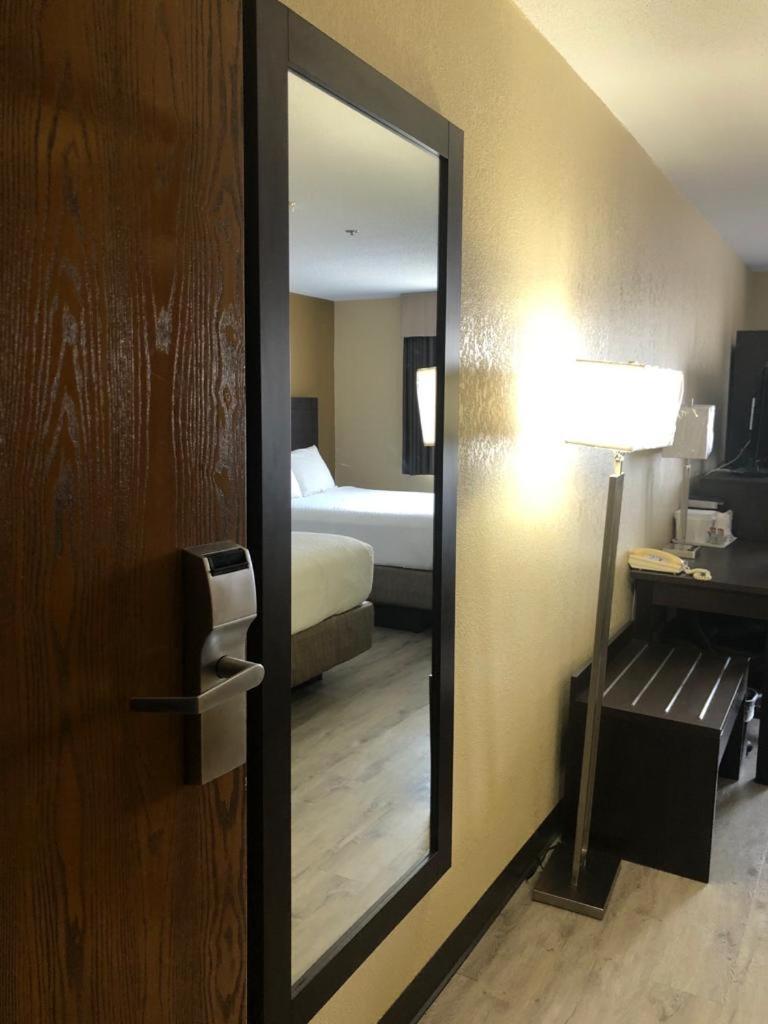 Queen Room with Two Queen Beds - Non-Smoking - Photo 1
