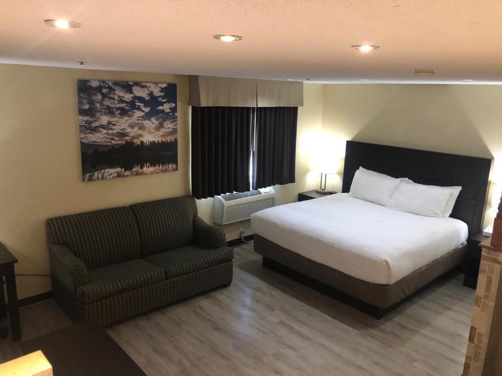 Deluxe King Suite - Non-Smoking - Photo 3