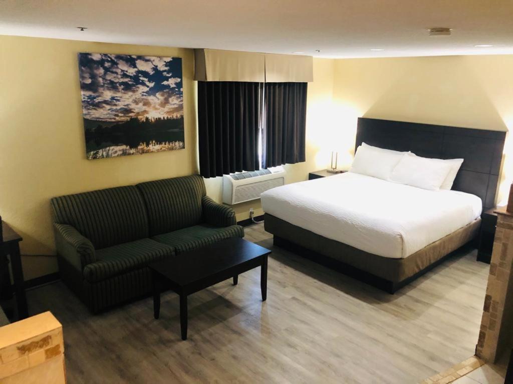 Deluxe King Suite - Non-Smoking - Photo 5