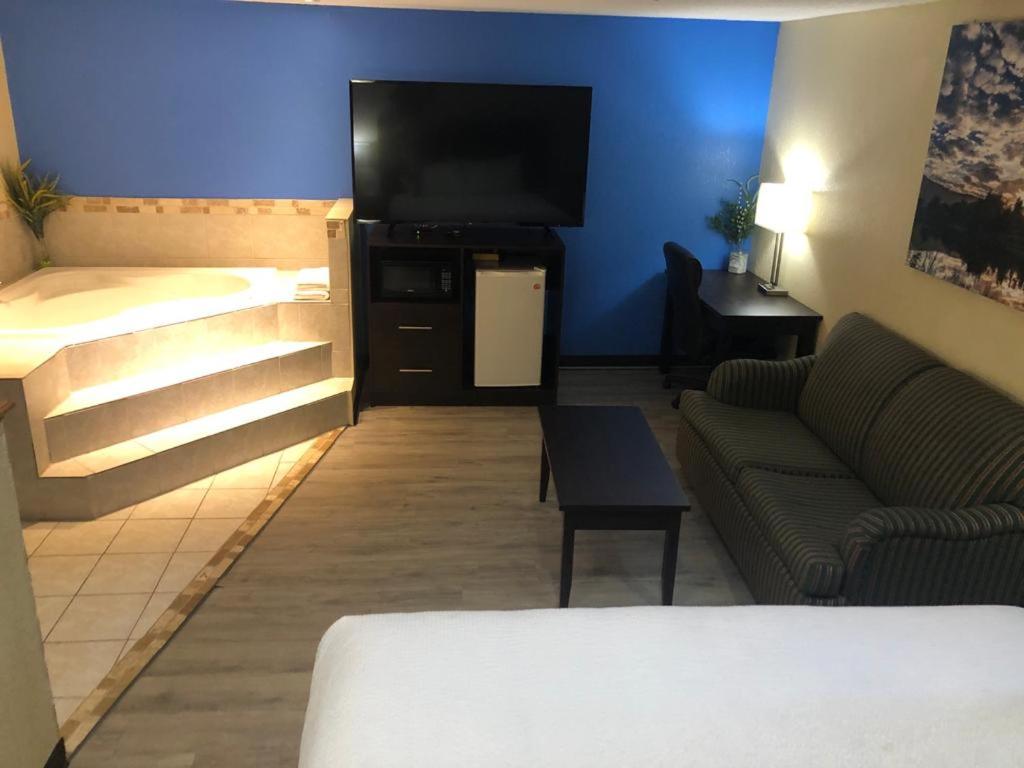 Deluxe King Suite - Non-Smoking - Photo 7