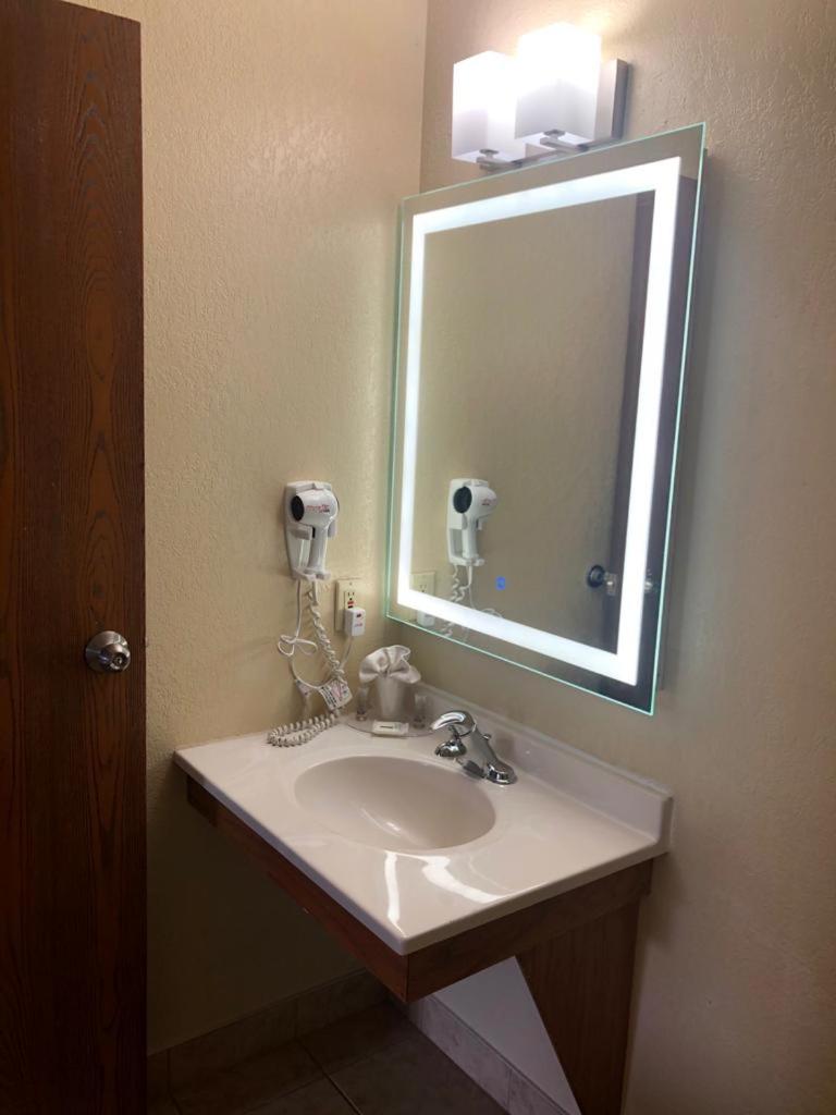 Deluxe Family Suite - Photo 4