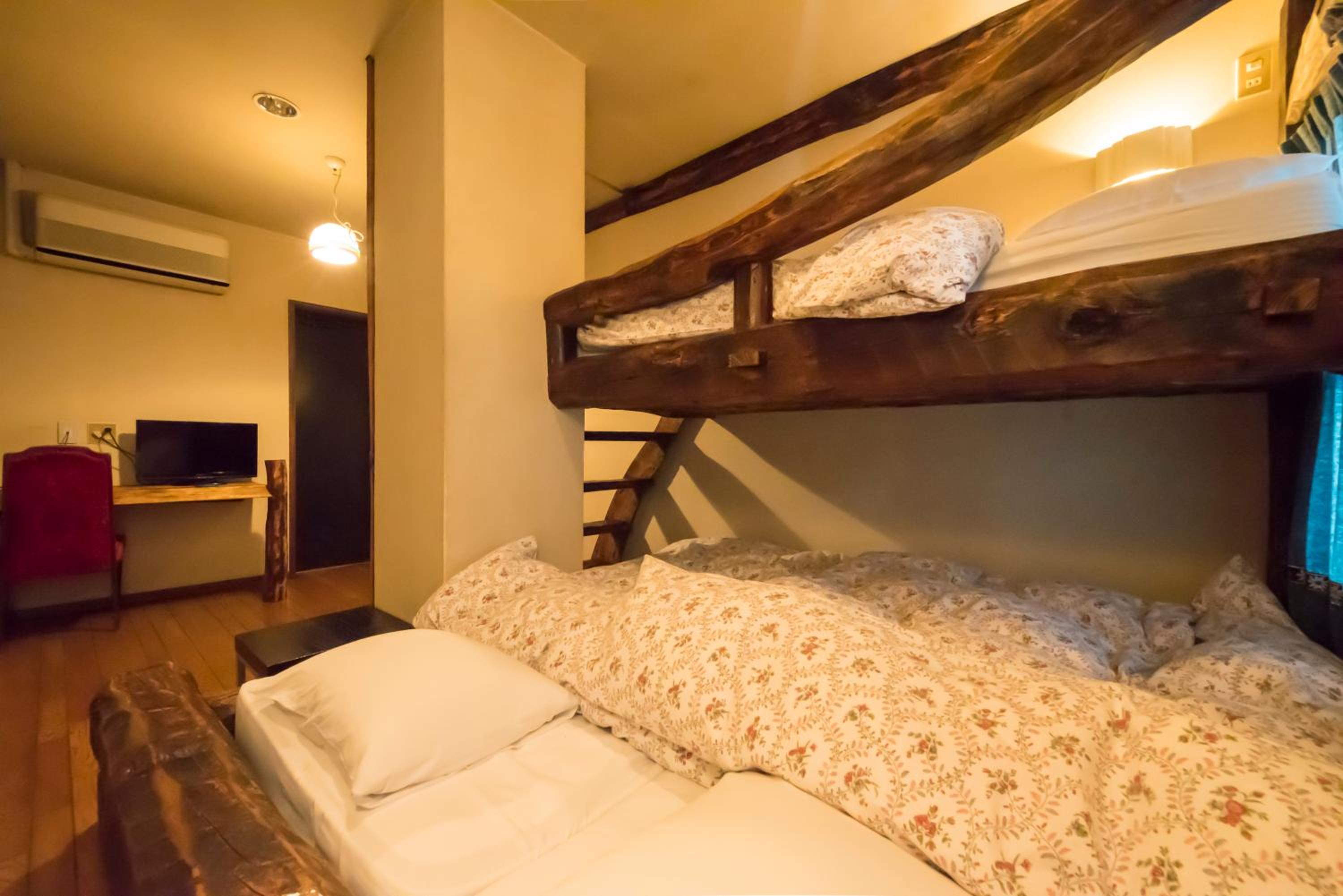 Economy Triple Room with Shared Bathroom photo 3