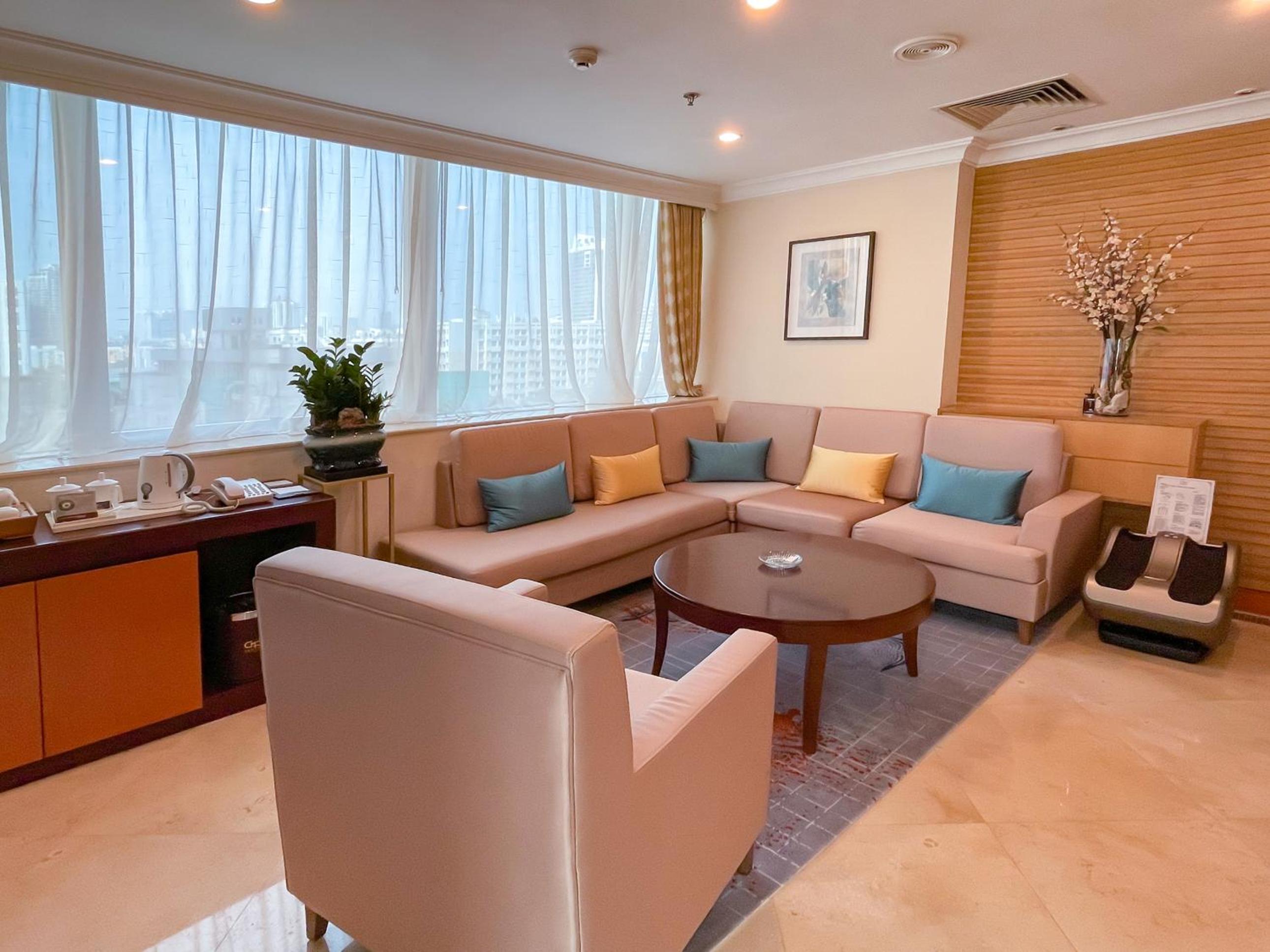 Deluxe King Suite - Photo 2