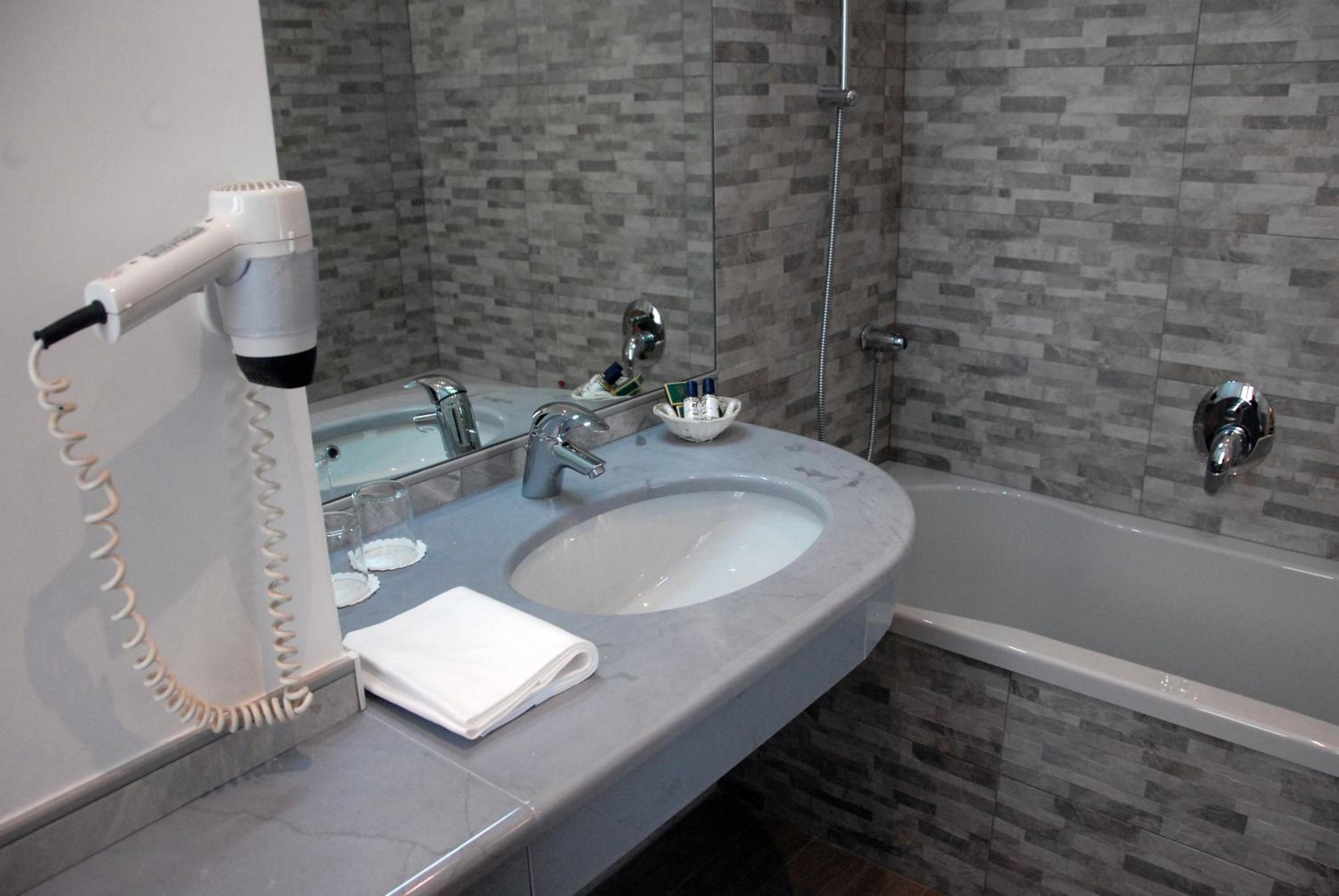 Triple Room with Balcony - Photo 7