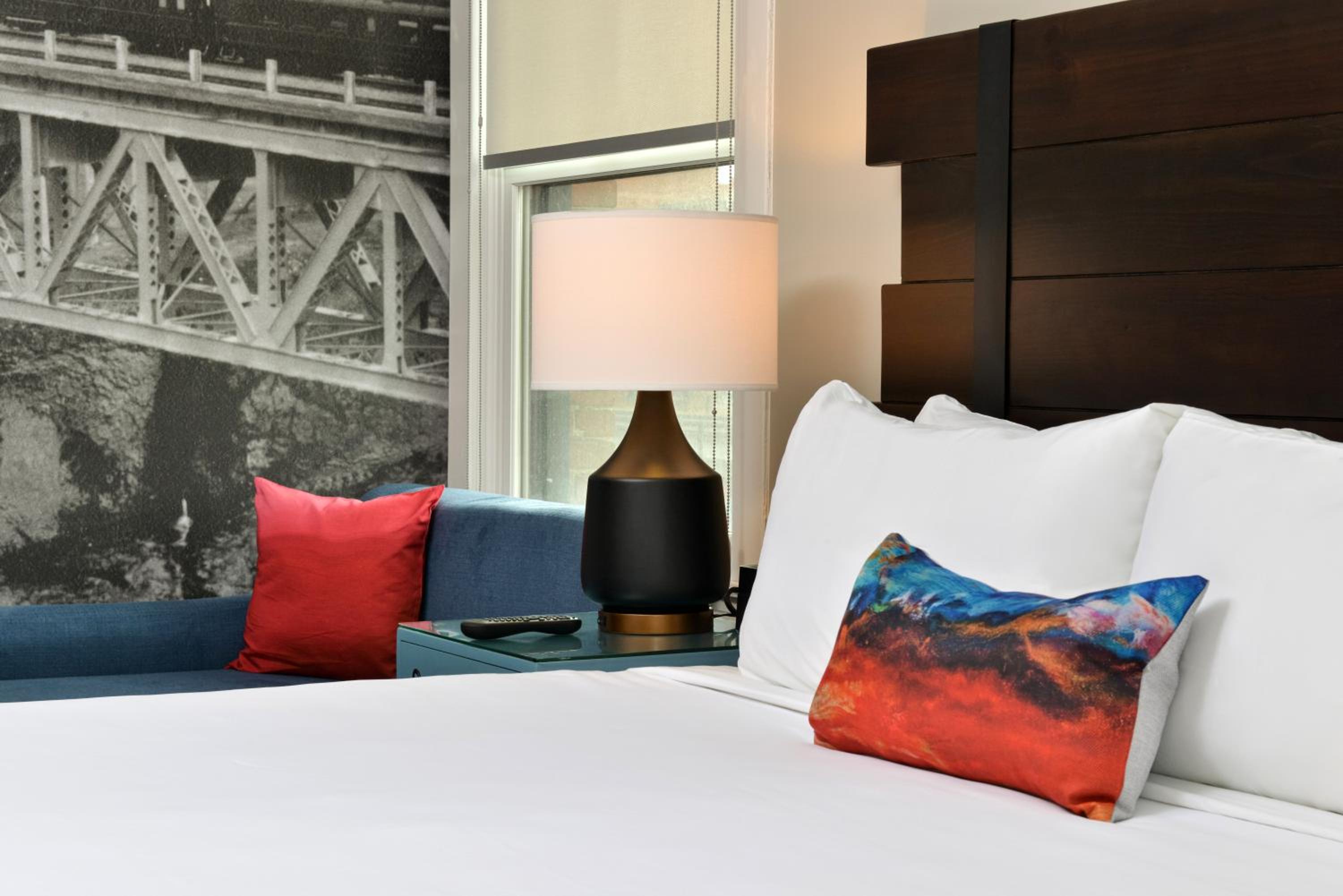 Standard King Room with City View - Photo 17