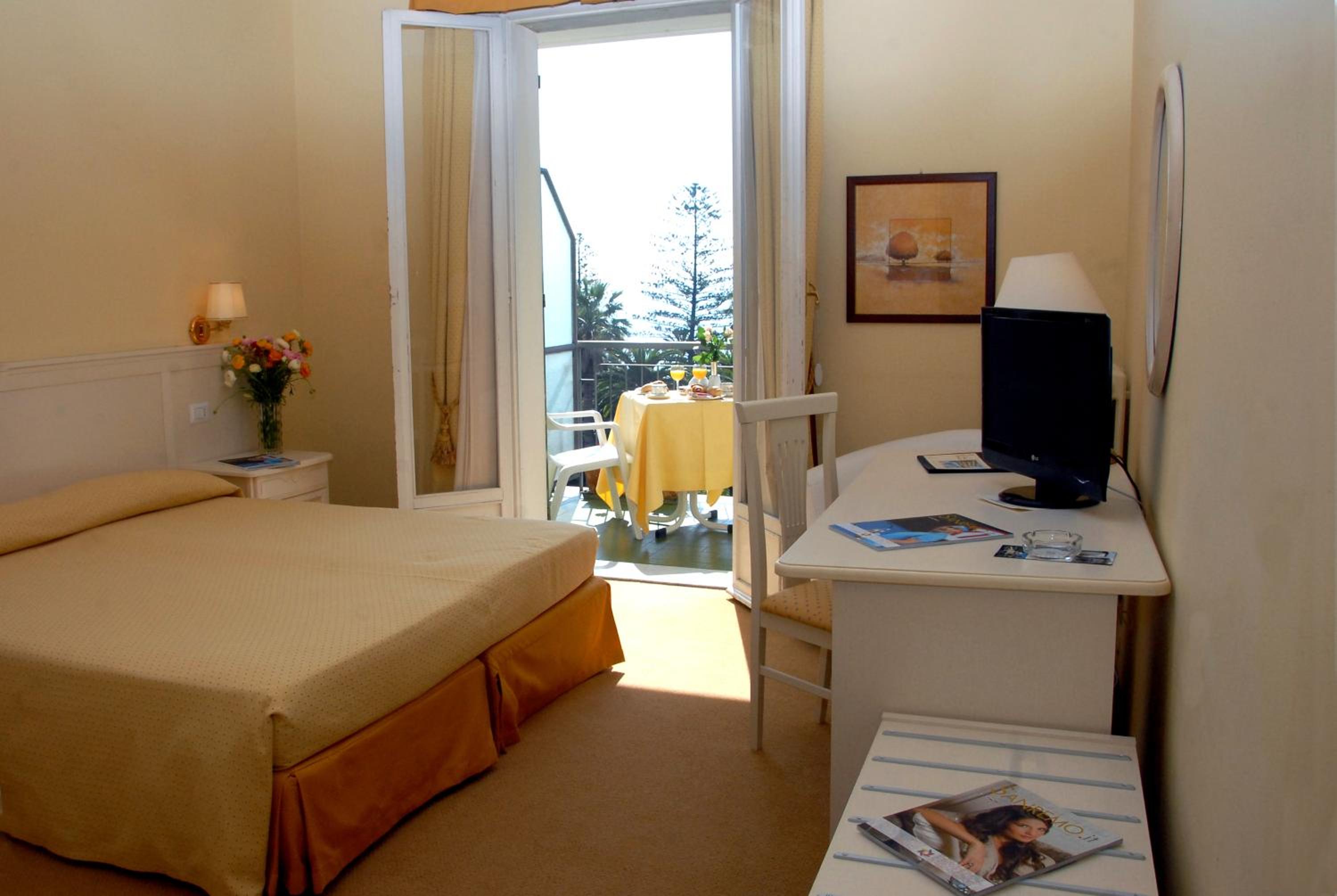 Double Room with Balcony - Photo 9