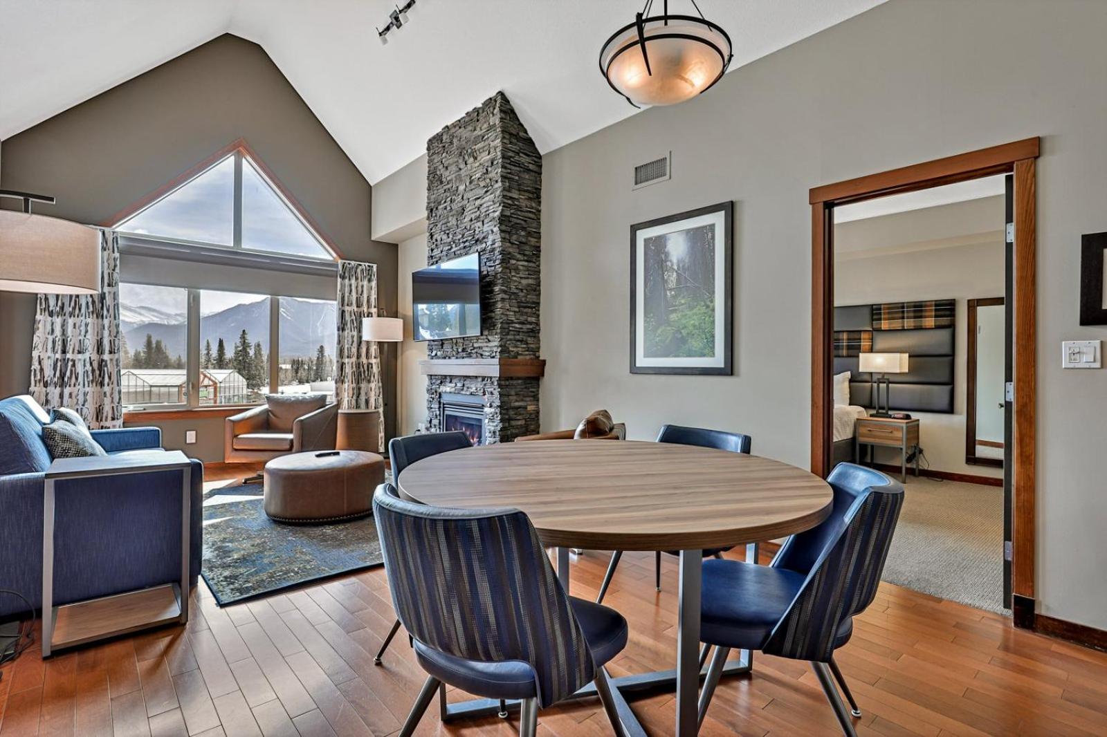 Two-Bedroom Apartment with Mountain View photo 2