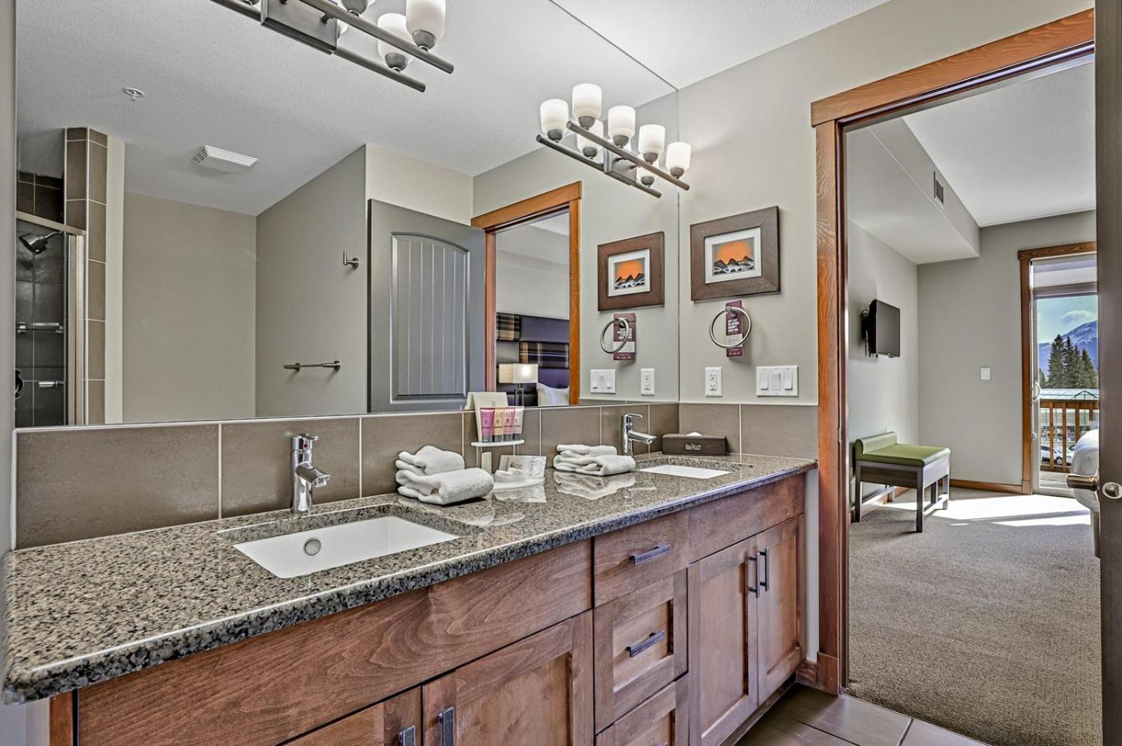Two-Bedroom Apartment with Mountain View photo 3