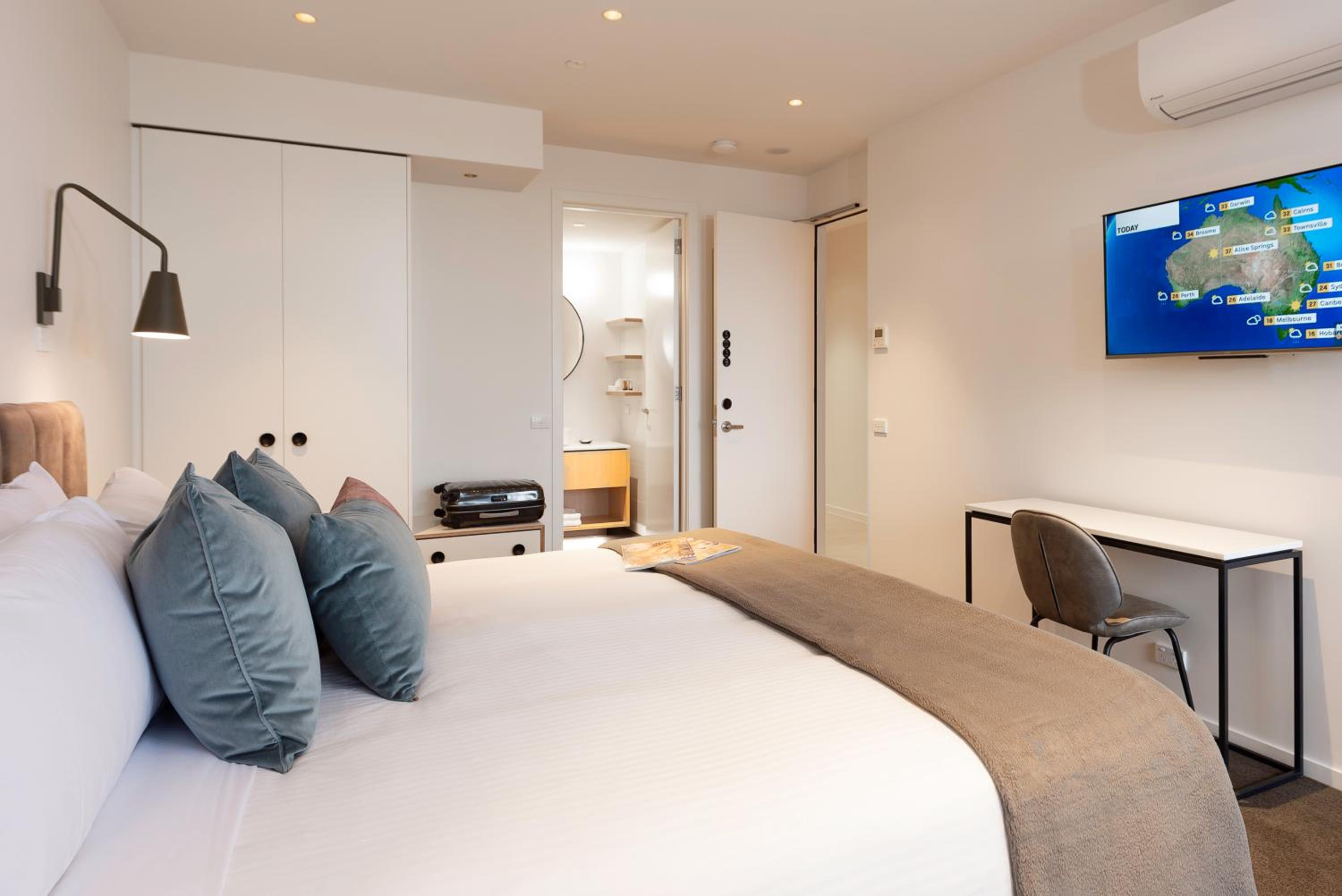 Hotel Room  - Photo 2